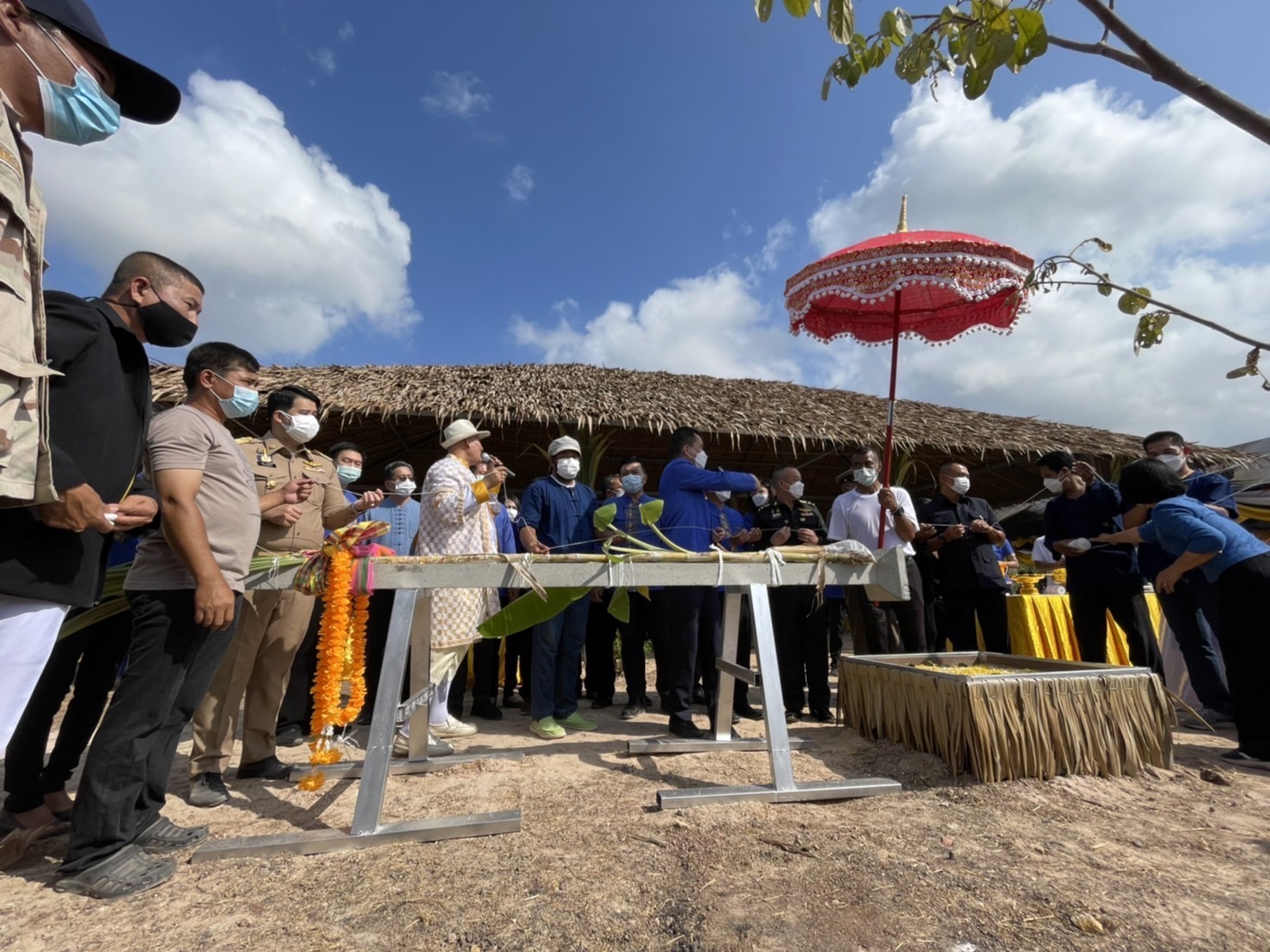 ???พช.ฉะเชิงเทรา ติดตามความก้าวหน้าในการขับเคลื่อนโครงการพัฒนาพื้นที่ต้นแบบการพัฒนาคุณภาพชีวิตตามหลักทฤษฎีใหม่ประยุกต์สู่ “โคก หนอง นา โมเดล” ระดับตำบล และจัดพิธียกเสาเอกอาคารอบรมฯ