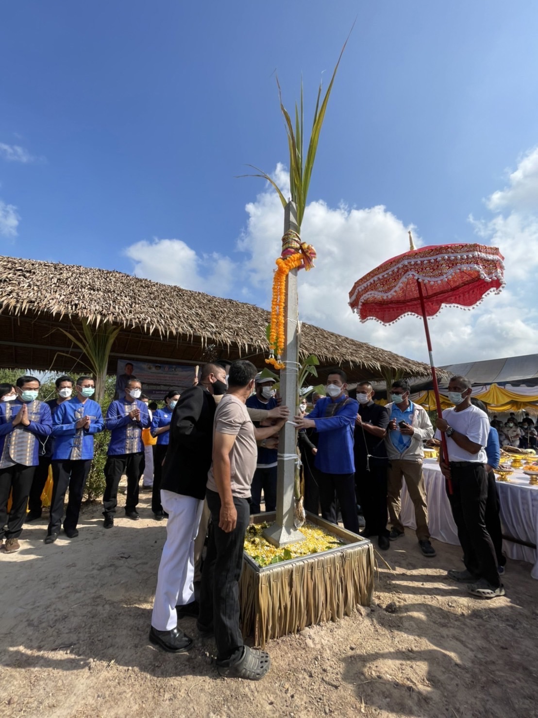 ???พช.ฉะเชิงเทรา ติดตามความก้าวหน้าในการขับเคลื่อนโครงการพัฒนาพื้นที่ต้นแบบการพัฒนาคุณภาพชีวิตตามหลักทฤษฎีใหม่ประยุกต์สู่ “โคก หนอง นา โมเดล” ระดับตำบล และจัดพิธียกเสาเอกอาคารอบรมฯ