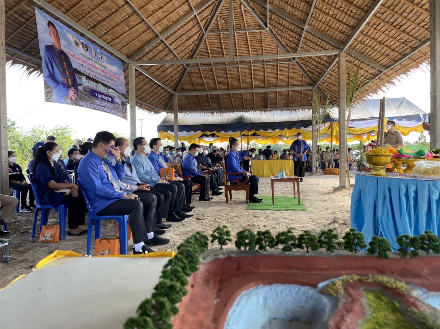 ???พช.ฉะเชิงเทรา ติดตามความก้าวหน้าในการขับเคลื่อนโครงการพัฒนาพื้นที่ต้นแบบการพัฒนาคุณภาพชีวิตตามหลักทฤษฎีใหม่ประยุกต์สู่ “โคก หนอง นา โมเดล” ระดับตำบล และจัดพิธียกเสาเอกอาคารอบรมฯ