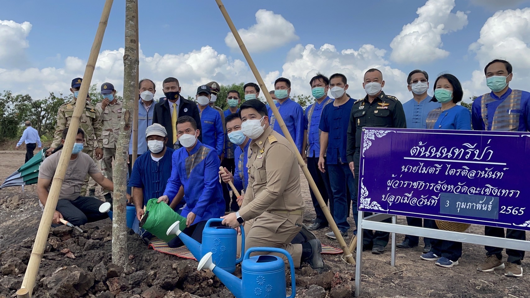 ???พช.ฉะเชิงเทรา ติดตามความก้าวหน้าในการขับเคลื่อนโครงการพัฒนาพื้นที่ต้นแบบการพัฒนาคุณภาพชีวิตตามหลักทฤษฎีใหม่ประยุกต์สู่ “โคก หนอง นา โมเดล” ระดับตำบล และจัดพิธียกเสาเอกอาคารอบรมฯ