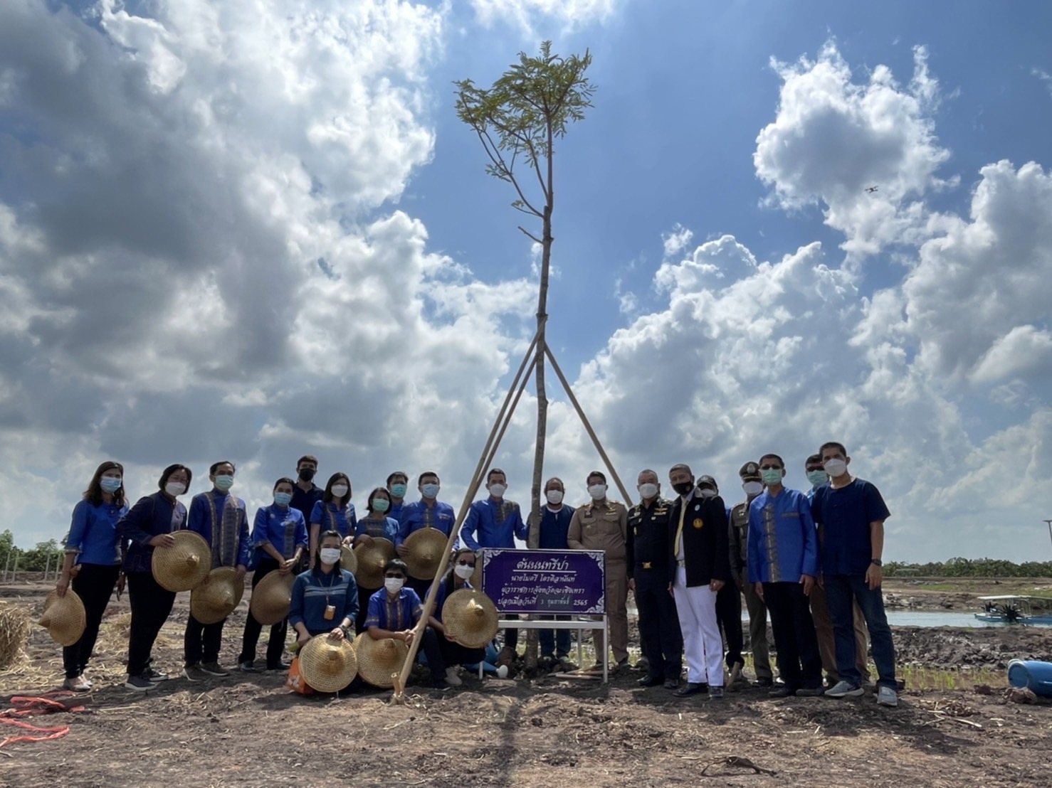 ???พช.ฉะเชิงเทรา ติดตามความก้าวหน้าในการขับเคลื่อนโครงการพัฒนาพื้นที่ต้นแบบการพัฒนาคุณภาพชีวิตตามหลักทฤษฎีใหม่ประยุกต์สู่ “โคก หนอง นา โมเดล” ระดับตำบล และจัดพิธียกเสาเอกอาคารอบรมฯ