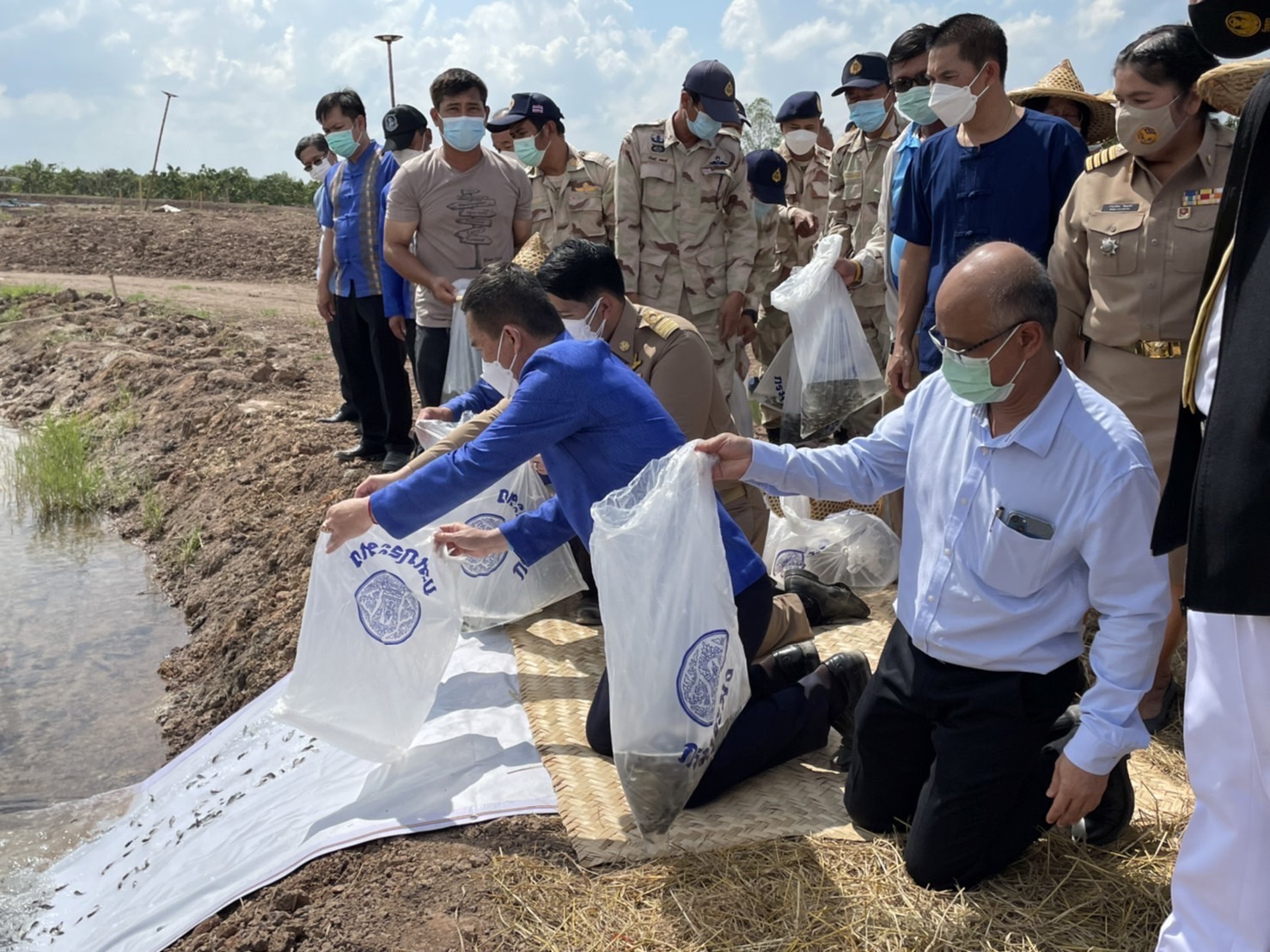 ???พช.ฉะเชิงเทรา ติดตามความก้าวหน้าในการขับเคลื่อนโครงการพัฒนาพื้นที่ต้นแบบการพัฒนาคุณภาพชีวิตตามหลักทฤษฎีใหม่ประยุกต์สู่ “โคก หนอง นา โมเดล” ระดับตำบล และจัดพิธียกเสาเอกอาคารอบรมฯ