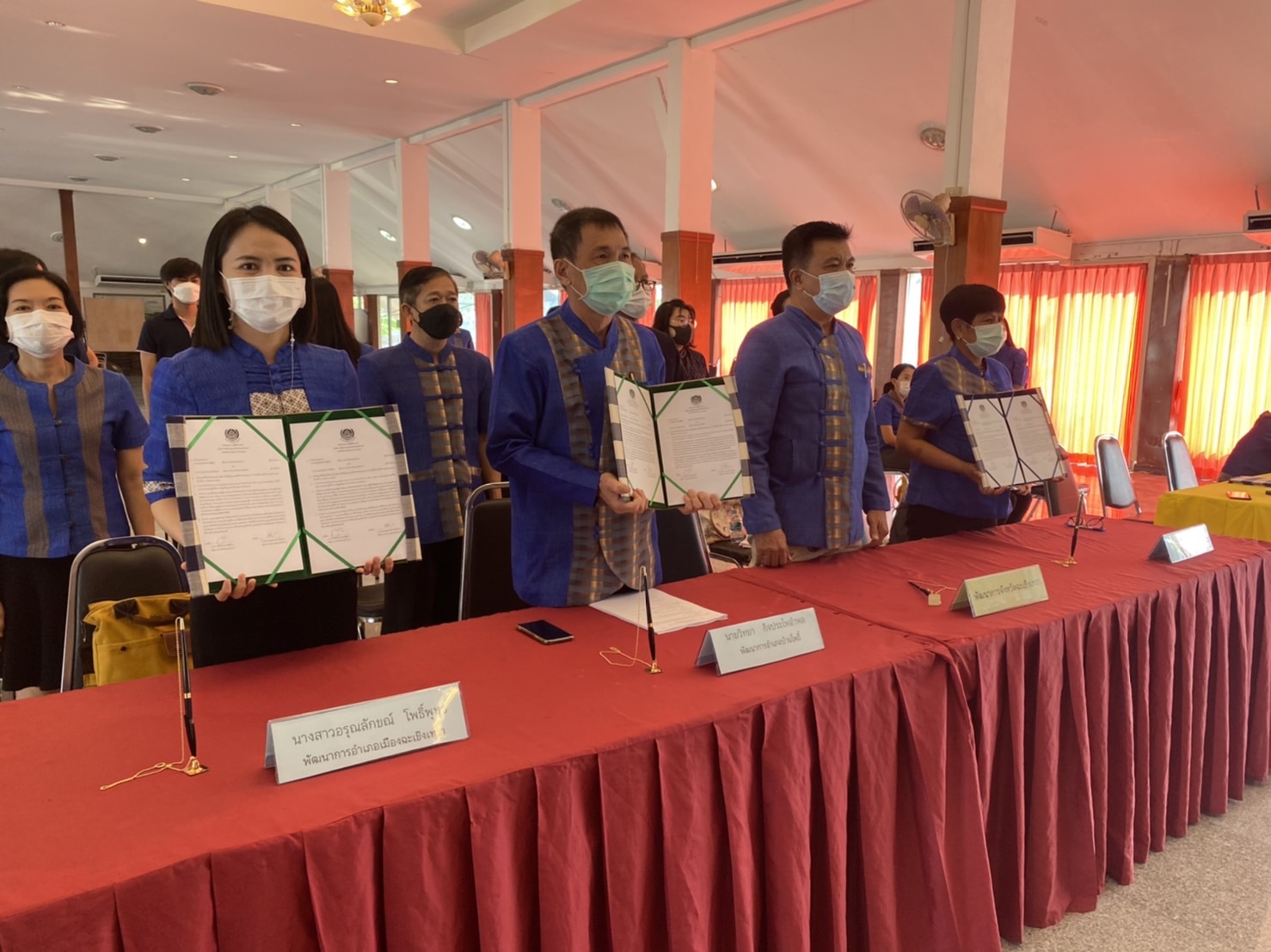 ??✈️พช.ฉะเชิงเทรา ประชุมขับเคลื่อนการดำเนินงานกลุ่มอำเภอ (กลุ่มสวรรณภูมิ) การนิเทศ ติดตาม ส่งเสริม และสนับสนุนการดำเนินงานพัฒนาชุมชนจังหวัดฉะเชิงเทรา ประจำปีงบประมาณ พ.ศ.2565 พร้อมลงนามบันทึกข้อตกลงการดำเนินงานตัวชี้วัดและค่าเป้าหมายการประเมินผลการปฏิบัติราชการ