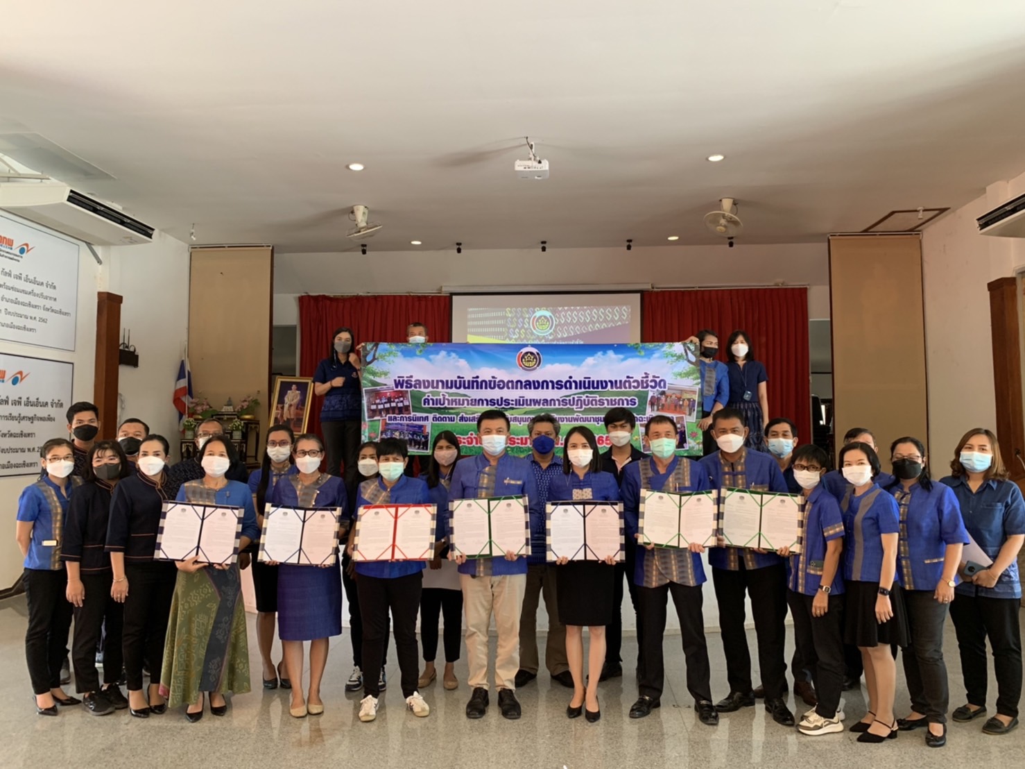 ??✈️พช.ฉะเชิงเทรา ประชุมขับเคลื่อนการดำเนินงานกลุ่มอำเภอ (กลุ่มสวรรณภูมิ) การนิเทศ ติดตาม ส่งเสริม และสนับสนุนการดำเนินงานพัฒนาชุมชนจังหวัดฉะเชิงเทรา ประจำปีงบประมาณ พ.ศ.2565 พร้อมลงนามบันทึกข้อตกลงการดำเนินงานตัวชี้วัดและค่าเป้าหมายการประเมินผลการปฏิบัติราชการ