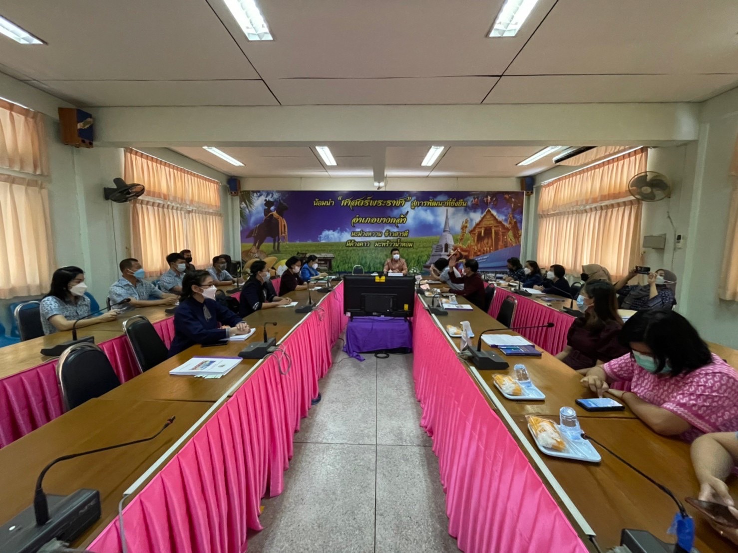 ??✈️พช.ฉะเชิงเทรา ประชุมขับเคลื่อนการดำเนินงานกลุ่มอำเภอ (กลุ่มมัชฌิมา) การนิเทศ ติดตาม ส่งเสริม และสนับสนุนการดำเนินงานพัฒนาชุมชนจังหวัดฉะเชิงเทรา ประจำปีงบประมาณ พ.ศ.2565 พร้อมลงนามบันทึกข้อตกลงการดำเนินงานตัวชี้วัดและค่าเป้าหมายการประเมินผลการปฏิบัติราชการ