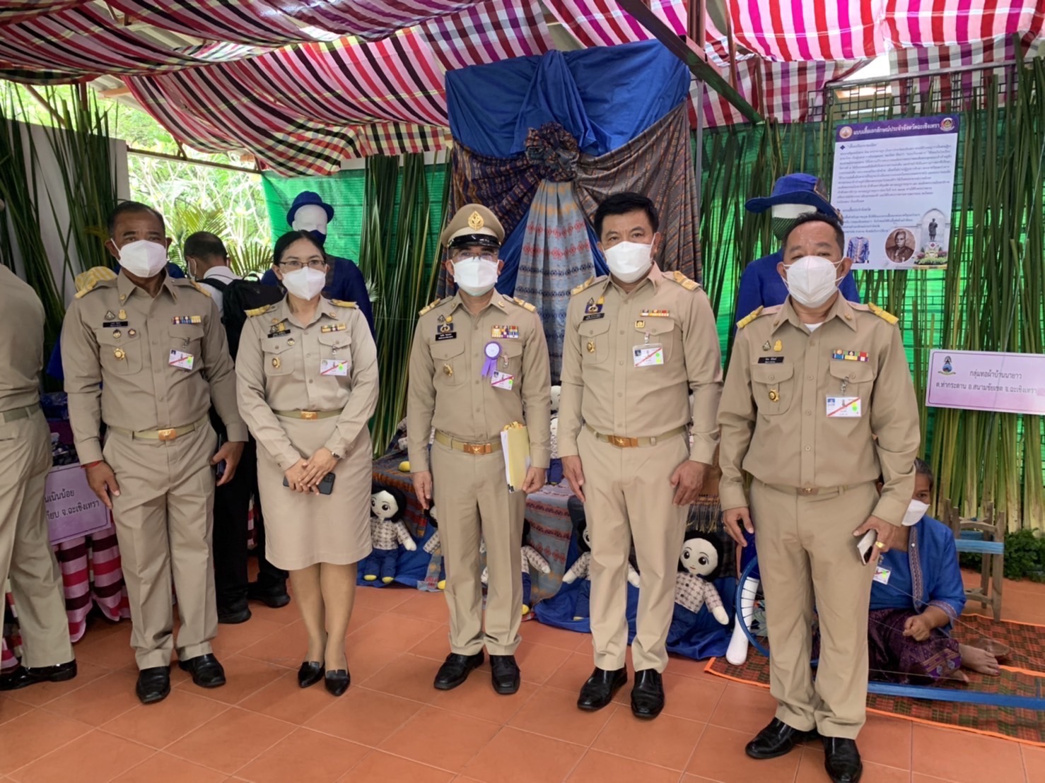 ??‍???‍?อธิบดีกรมการพัฒนาชุมชน พร้อมคณะข้าราชการกรมการพัฒนาชุมชนส่วนกลาง และสำนักงานพัฒนาชุมชนจังหวัดฉะเชิงเทรา เฝ้าฯ รับเสด็จ สมเด็จพระกนิษฐาธิราชเจ้า กรมสมเด็จพระเทพรัตนราชสุดาฯ สยามบรมราชกุมารี ในการเสด็จพระราชดำเนินทรงติดตามงาน (ในพื้นที่) ศูนย์ศึกษาการพัฒนาเขาหินซ้อนอันเนื่องมาจากพระราชดำริ