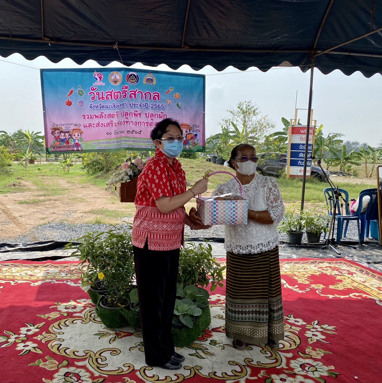 ???‍???พช.ฉะเชิงเทรา จัดกิจกรรมวันสตรีสากล ประจำปี 2565โครงการรวมพลังสตรี สร้างอาชีพเสริม เพิ่มรายได้ กิจกรรมรวมพลังสตรี ปลูกพืช ปลูกผัก และกิจกรรมส่งเสริมช่องทางการตลาดกลุ่มอาชีพกองทุนพัฒนาบทบาทสตรี ครั้งที่ 6