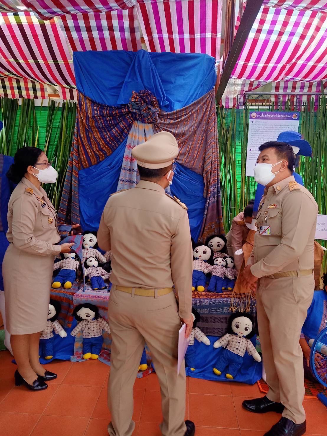 ??‍???‍?อธิบดีกรมการพัฒนาชุมชน พร้อมคณะข้าราชการกรมการพัฒนาชุมชนส่วนกลาง และสำนักงานพัฒนาชุมชนจังหวัดฉะเชิงเทรา เฝ้าฯ รับเสด็จ สมเด็จพระกนิษฐาธิราชเจ้า กรมสมเด็จพระเทพรัตนราชสุดาฯ สยามบรมราชกุมารี ในการเสด็จพระราชดำเนินทรงติดตามงาน (ในพื้นที่) ศูนย์ศึกษาการพัฒนาเขาหินซ้อนอันเนื่องมาจากพระราชดำริ