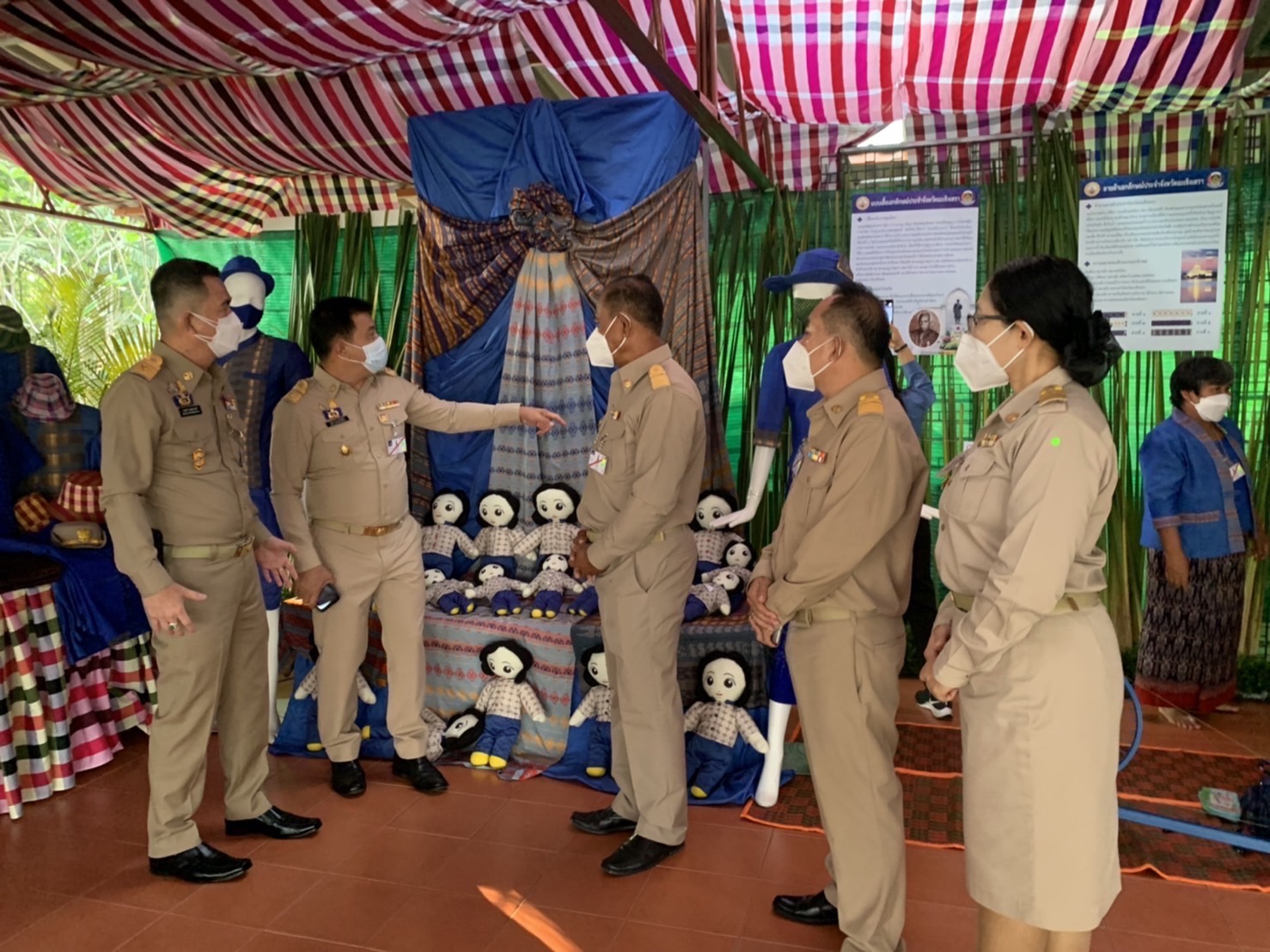 ??‍???‍?อธิบดีกรมการพัฒนาชุมชน พร้อมคณะข้าราชการกรมการพัฒนาชุมชนส่วนกลาง และสำนักงานพัฒนาชุมชนจังหวัดฉะเชิงเทรา เฝ้าฯ รับเสด็จ สมเด็จพระกนิษฐาธิราชเจ้า กรมสมเด็จพระเทพรัตนราชสุดาฯ สยามบรมราชกุมารี ในการเสด็จพระราชดำเนินทรงติดตามงาน (ในพื้นที่) ศูนย์ศึกษาการพัฒนาเขาหินซ้อนอันเนื่องมาจากพระราชดำริ