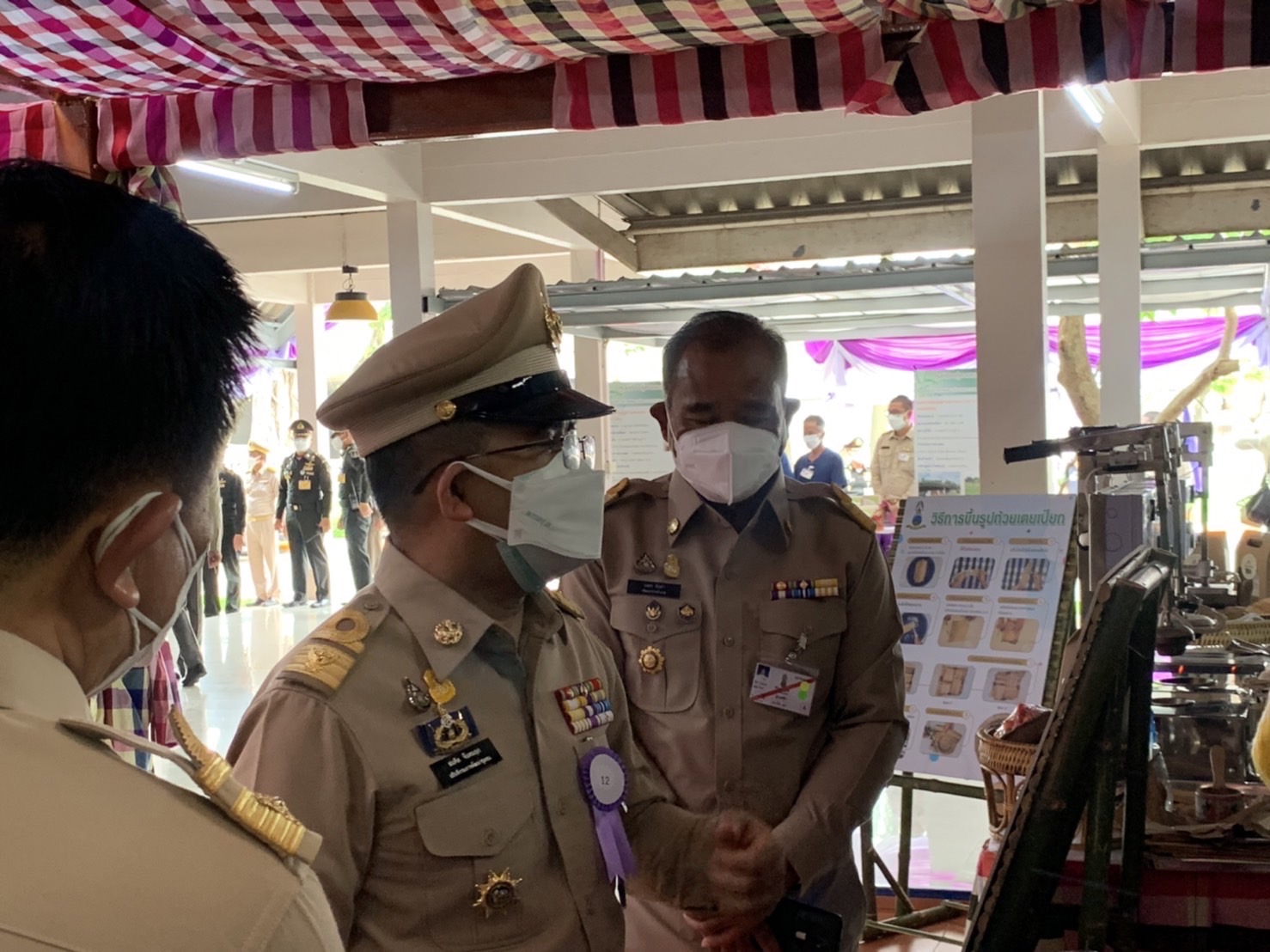 ??‍???‍?อธิบดีกรมการพัฒนาชุมชน พร้อมคณะข้าราชการกรมการพัฒนาชุมชนส่วนกลาง และสำนักงานพัฒนาชุมชนจังหวัดฉะเชิงเทรา เฝ้าฯ รับเสด็จ สมเด็จพระกนิษฐาธิราชเจ้า กรมสมเด็จพระเทพรัตนราชสุดาฯ สยามบรมราชกุมารี ในการเสด็จพระราชดำเนินทรงติดตามงาน (ในพื้นที่) ศูนย์ศึกษาการพัฒนาเขาหินซ้อนอันเนื่องมาจากพระราชดำริ