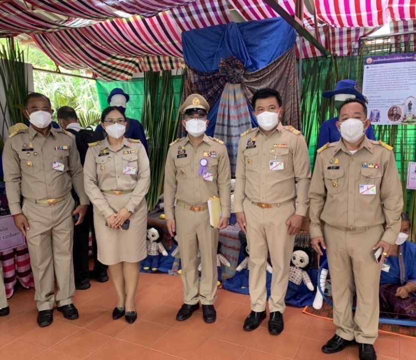 ??‍???‍?อธิบดีกรมการพัฒนาชุมชน พร้อมคณะข้าราชการกรมการพัฒนาชุมชนส่วนกลาง และสำนักงานพัฒนาชุมชนจังหวัดฉะเชิงเทรา เฝ้าฯ รับเสด็จ สมเด็จพระกนิษฐาธิราชเจ้า กรมสมเด็จพระเทพรัตนราชสุดาฯ สยามบรมราชกุมารี ในการเสด็จพระราชดำเนินทรงติดตามงาน (ในพื้นที่) ศูนย์ศึกษาการพัฒนาเขาหินซ้อนอันเนื่องมาจากพระราชดำริ