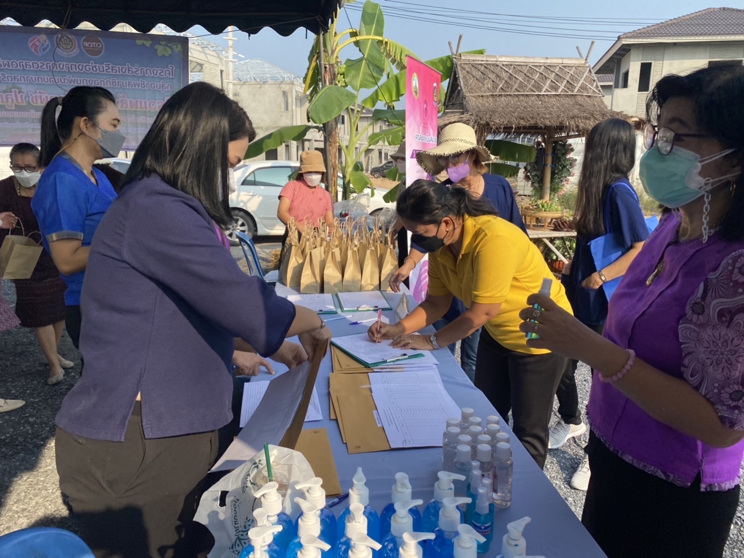 ???‍???พช.ฉะเชิงเทรา จัดกิจกรรมวันสตรีสากล ประจำปี 2565โครงการรวมพลังสตรี สร้างอาชีพเสริม เพิ่มรายได้ กิจกรรมรวมพลังสตรี ปลูกพืช ปลูกผัก และกิจกรรมส่งเสริมช่องทางการตลาดกลุ่มอาชีพกองทุนพัฒนาบทบาทสตรี ครั้งที่ 6