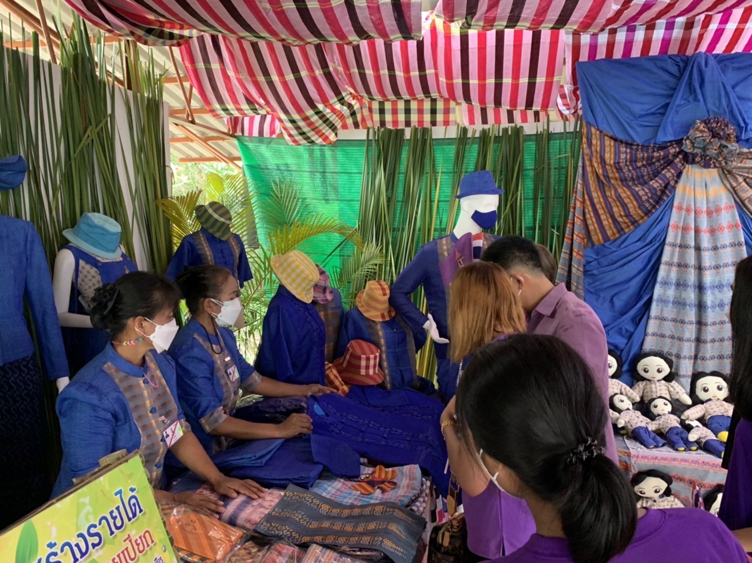 ??‍???‍?อธิบดีกรมการพัฒนาชุมชน พร้อมคณะข้าราชการกรมการพัฒนาชุมชนส่วนกลาง และสำนักงานพัฒนาชุมชนจังหวัดฉะเชิงเทรา เฝ้าฯ รับเสด็จ สมเด็จพระกนิษฐาธิราชเจ้า กรมสมเด็จพระเทพรัตนราชสุดาฯ สยามบรมราชกุมารี ในการเสด็จพระราชดำเนินทรงติดตามงาน (ในพื้นที่) ศูนย์ศึกษาการพัฒนาเขาหินซ้อนอันเนื่องมาจากพระราชดำริ