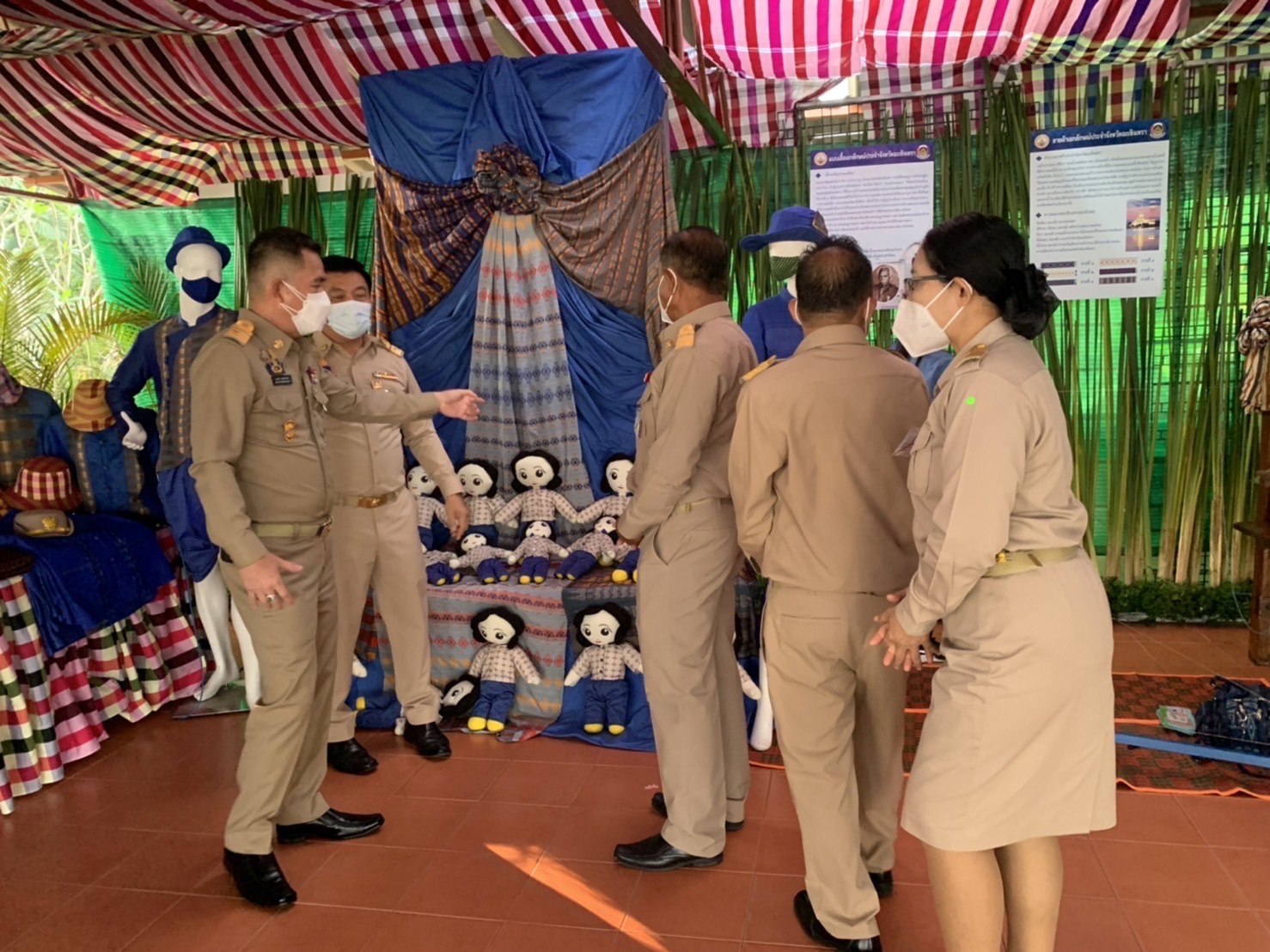 ??‍???‍?อธิบดีกรมการพัฒนาชุมชน พร้อมคณะข้าราชการกรมการพัฒนาชุมชนส่วนกลาง และสำนักงานพัฒนาชุมชนจังหวัดฉะเชิงเทรา เฝ้าฯ รับเสด็จ สมเด็จพระกนิษฐาธิราชเจ้า กรมสมเด็จพระเทพรัตนราชสุดาฯ สยามบรมราชกุมารี ในการเสด็จพระราชดำเนินทรงติดตามงาน (ในพื้นที่) ศูนย์ศึกษาการพัฒนาเขาหินซ้อนอันเนื่องมาจากพระราชดำริ