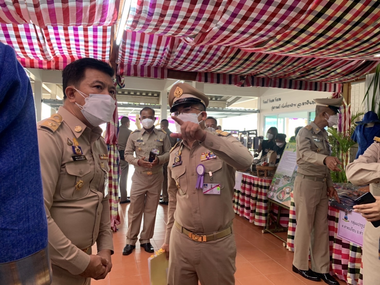 ??‍???‍?อธิบดีกรมการพัฒนาชุมชน พร้อมคณะข้าราชการกรมการพัฒนาชุมชนส่วนกลาง และสำนักงานพัฒนาชุมชนจังหวัดฉะเชิงเทรา เฝ้าฯ รับเสด็จ สมเด็จพระกนิษฐาธิราชเจ้า กรมสมเด็จพระเทพรัตนราชสุดาฯ สยามบรมราชกุมารี ในการเสด็จพระราชดำเนินทรงติดตามงาน (ในพื้นที่) ศูนย์ศึกษาการพัฒนาเขาหินซ้อนอันเนื่องมาจากพระราชดำริ