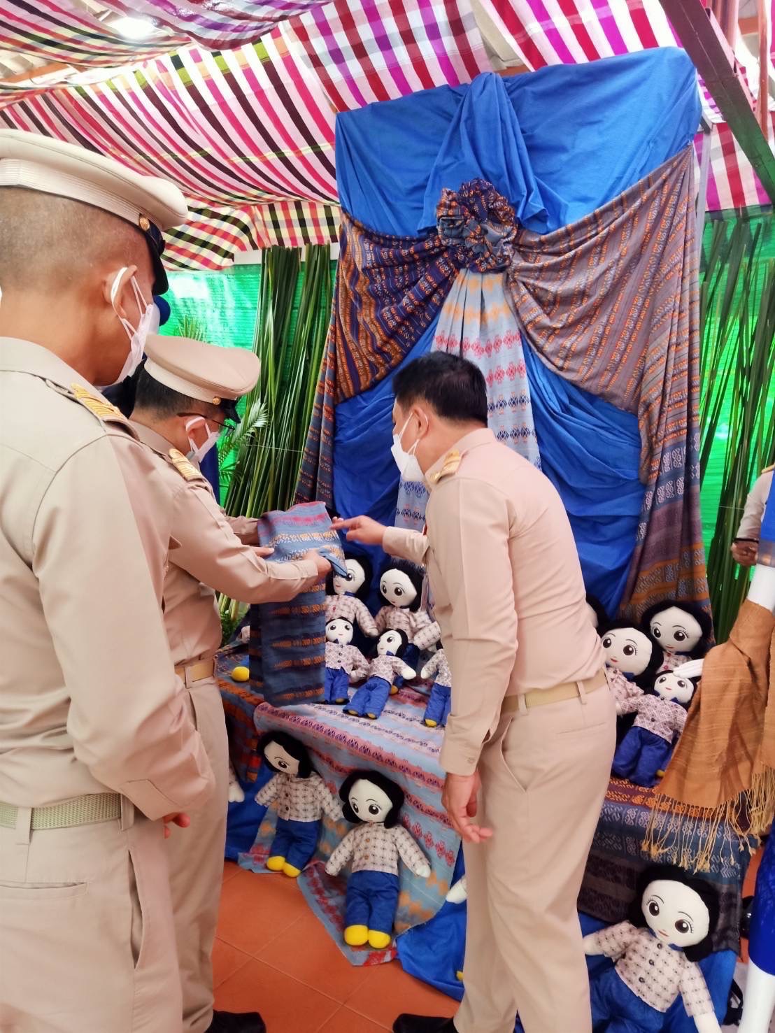 ??‍???‍?อธิบดีกรมการพัฒนาชุมชน พร้อมคณะข้าราชการกรมการพัฒนาชุมชนส่วนกลาง และสำนักงานพัฒนาชุมชนจังหวัดฉะเชิงเทรา เฝ้าฯ รับเสด็จ สมเด็จพระกนิษฐาธิราชเจ้า กรมสมเด็จพระเทพรัตนราชสุดาฯ สยามบรมราชกุมารี ในการเสด็จพระราชดำเนินทรงติดตามงาน (ในพื้นที่) ศูนย์ศึกษาการพัฒนาเขาหินซ้อนอันเนื่องมาจากพระราชดำริ