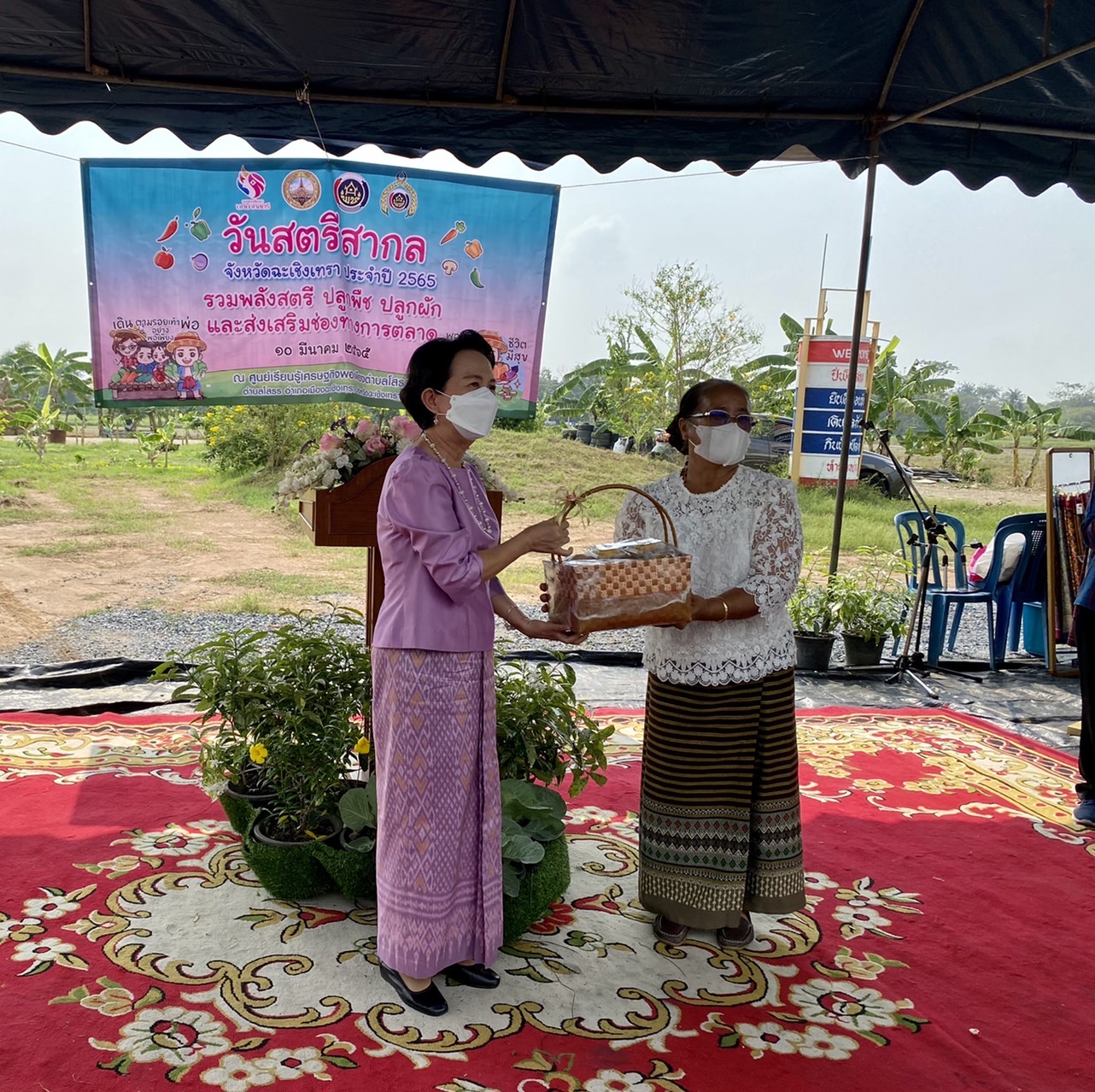 ???‍???พช.ฉะเชิงเทรา จัดกิจกรรมวันสตรีสากล ประจำปี 2565โครงการรวมพลังสตรี สร้างอาชีพเสริม เพิ่มรายได้ กิจกรรมรวมพลังสตรี ปลูกพืช ปลูกผัก และกิจกรรมส่งเสริมช่องทางการตลาดกลุ่มอาชีพกองทุนพัฒนาบทบาทสตรี ครั้งที่ 6