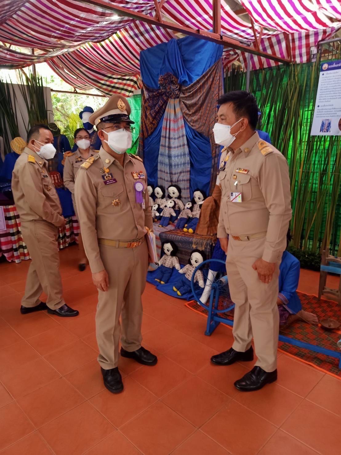 ??‍???‍?อธิบดีกรมการพัฒนาชุมชน พร้อมคณะข้าราชการกรมการพัฒนาชุมชนส่วนกลาง และสำนักงานพัฒนาชุมชนจังหวัดฉะเชิงเทรา เฝ้าฯ รับเสด็จ สมเด็จพระกนิษฐาธิราชเจ้า กรมสมเด็จพระเทพรัตนราชสุดาฯ สยามบรมราชกุมารี ในการเสด็จพระราชดำเนินทรงติดตามงาน (ในพื้นที่) ศูนย์ศึกษาการพัฒนาเขาหินซ้อนอันเนื่องมาจากพระราชดำริ