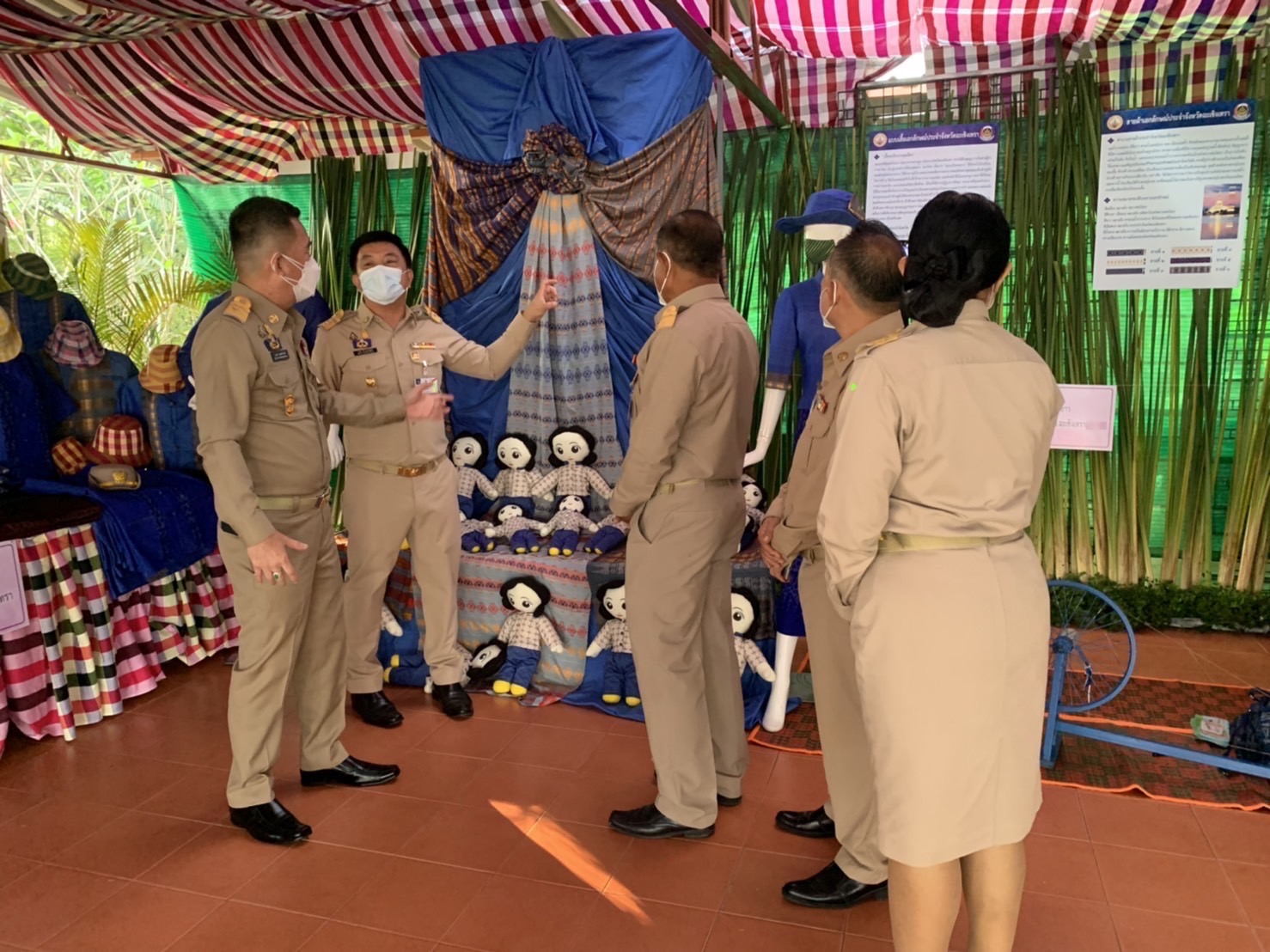 ??‍???‍?อธิบดีกรมการพัฒนาชุมชน พร้อมคณะข้าราชการกรมการพัฒนาชุมชนส่วนกลาง และสำนักงานพัฒนาชุมชนจังหวัดฉะเชิงเทรา เฝ้าฯ รับเสด็จ สมเด็จพระกนิษฐาธิราชเจ้า กรมสมเด็จพระเทพรัตนราชสุดาฯ สยามบรมราชกุมารี ในการเสด็จพระราชดำเนินทรงติดตามงาน (ในพื้นที่) ศูนย์ศึกษาการพัฒนาเขาหินซ้อนอันเนื่องมาจากพระราชดำริ