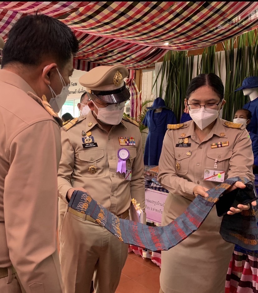 ??‍???‍?อธิบดีกรมการพัฒนาชุมชน พร้อมคณะข้าราชการกรมการพัฒนาชุมชนส่วนกลาง และสำนักงานพัฒนาชุมชนจังหวัดฉะเชิงเทรา เฝ้าฯ รับเสด็จ สมเด็จพระกนิษฐาธิราชเจ้า กรมสมเด็จพระเทพรัตนราชสุดาฯ สยามบรมราชกุมารี ในการเสด็จพระราชดำเนินทรงติดตามงาน (ในพื้นที่) ศูนย์ศึกษาการพัฒนาเขาหินซ้อนอันเนื่องมาจากพระราชดำริ