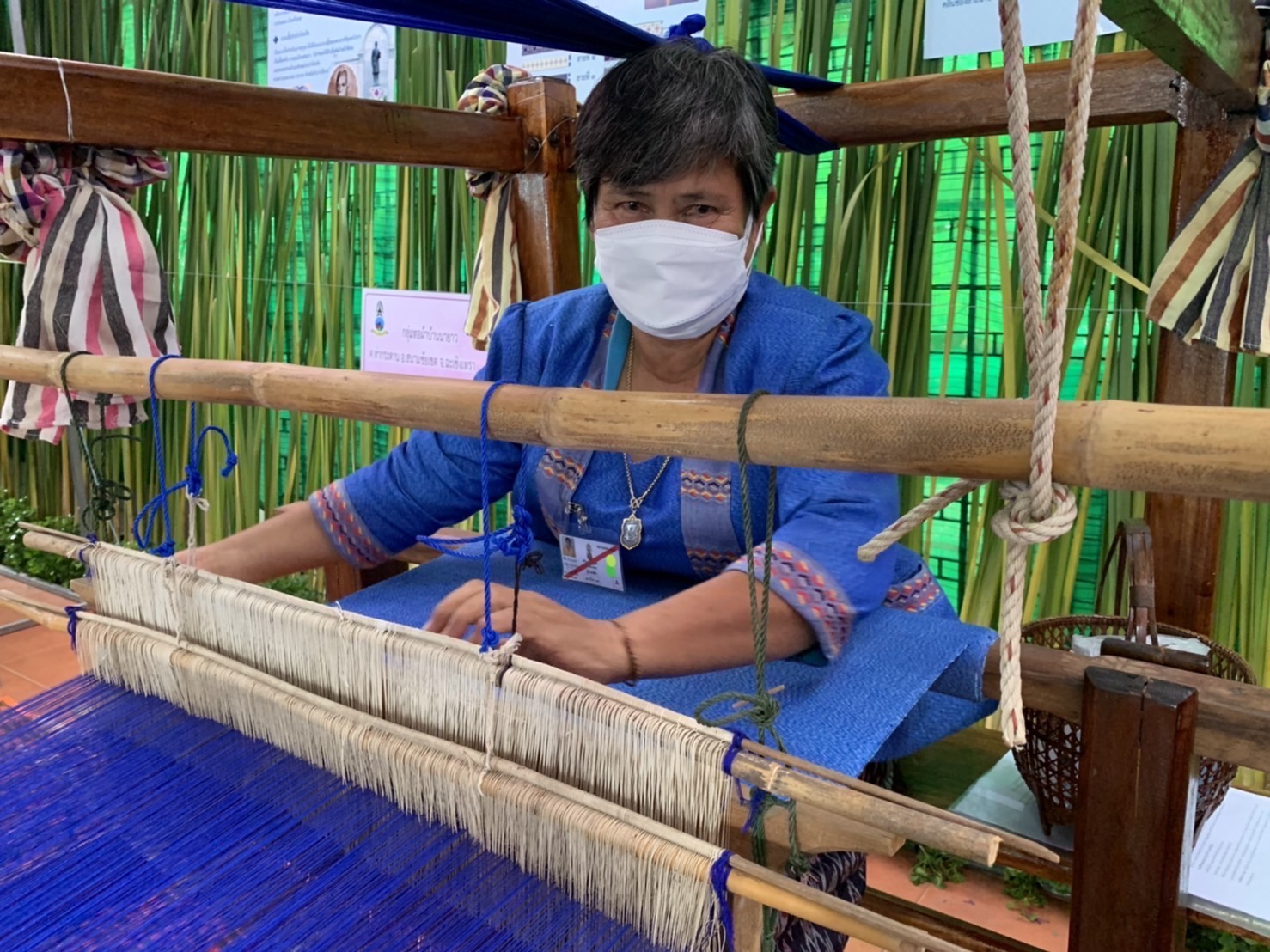 ??‍???‍?อธิบดีกรมการพัฒนาชุมชน พร้อมคณะข้าราชการกรมการพัฒนาชุมชนส่วนกลาง และสำนักงานพัฒนาชุมชนจังหวัดฉะเชิงเทรา เฝ้าฯ รับเสด็จ สมเด็จพระกนิษฐาธิราชเจ้า กรมสมเด็จพระเทพรัตนราชสุดาฯ สยามบรมราชกุมารี ในการเสด็จพระราชดำเนินทรงติดตามงาน (ในพื้นที่) ศูนย์ศึกษาการพัฒนาเขาหินซ้อนอันเนื่องมาจากพระราชดำริ