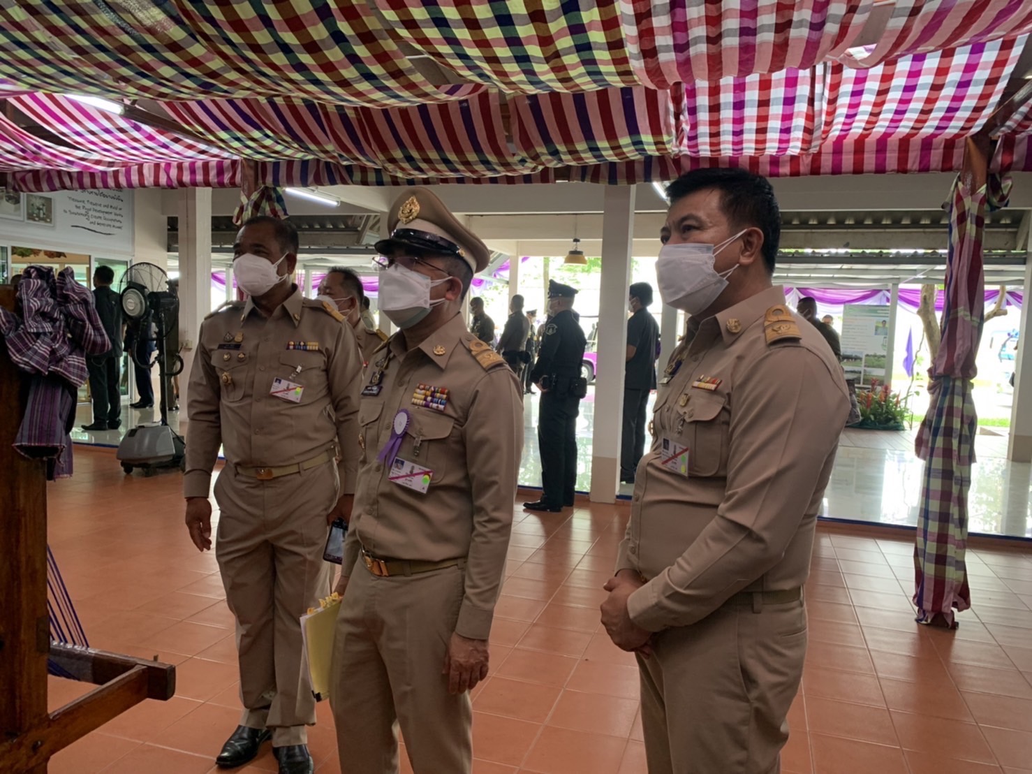 ??‍???‍?อธิบดีกรมการพัฒนาชุมชน พร้อมคณะข้าราชการกรมการพัฒนาชุมชนส่วนกลาง และสำนักงานพัฒนาชุมชนจังหวัดฉะเชิงเทรา เฝ้าฯ รับเสด็จ สมเด็จพระกนิษฐาธิราชเจ้า กรมสมเด็จพระเทพรัตนราชสุดาฯ สยามบรมราชกุมารี ในการเสด็จพระราชดำเนินทรงติดตามงาน (ในพื้นที่) ศูนย์ศึกษาการพัฒนาเขาหินซ้อนอันเนื่องมาจากพระราชดำริ