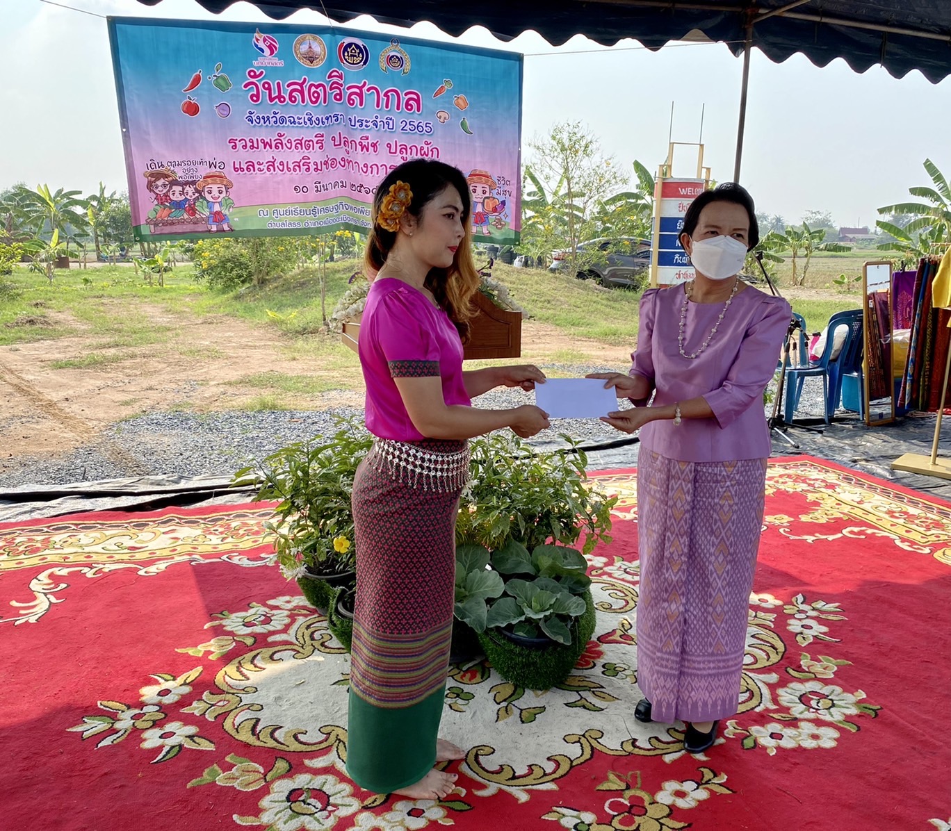 ???‍???พช.ฉะเชิงเทรา จัดกิจกรรมวันสตรีสากล ประจำปี 2565โครงการรวมพลังสตรี สร้างอาชีพเสริม เพิ่มรายได้ กิจกรรมรวมพลังสตรี ปลูกพืช ปลูกผัก และกิจกรรมส่งเสริมช่องทางการตลาดกลุ่มอาชีพกองทุนพัฒนาบทบาทสตรี ครั้งที่ 6