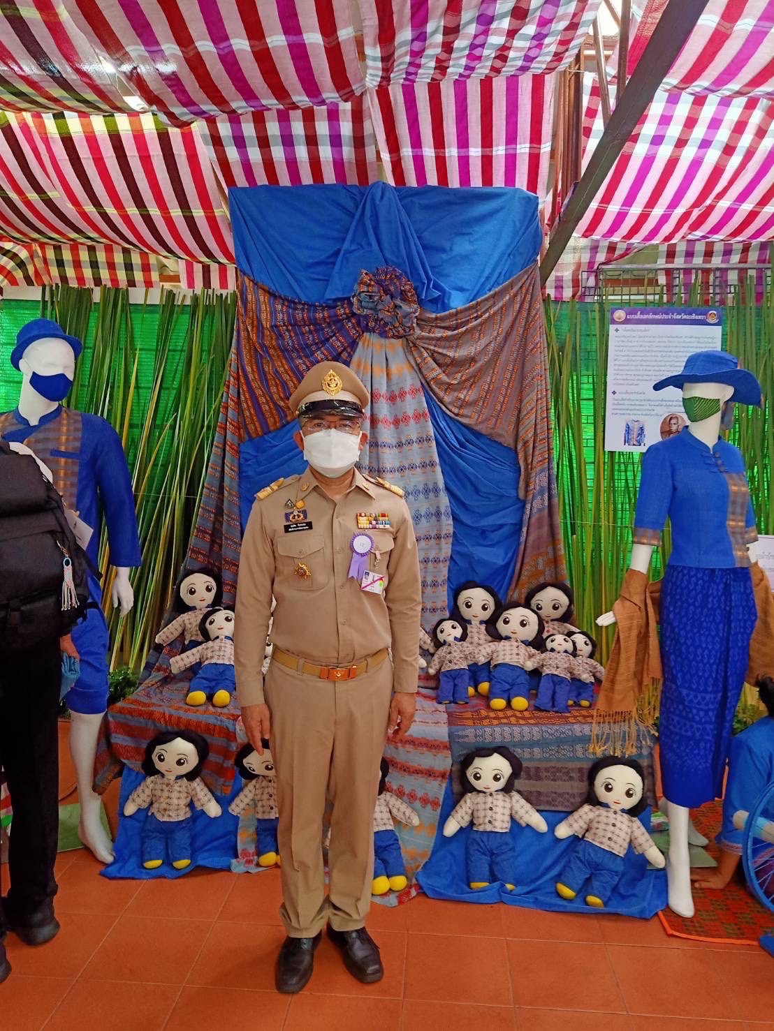 ??‍???‍?อธิบดีกรมการพัฒนาชุมชน พร้อมคณะข้าราชการกรมการพัฒนาชุมชนส่วนกลาง และสำนักงานพัฒนาชุมชนจังหวัดฉะเชิงเทรา เฝ้าฯ รับเสด็จ สมเด็จพระกนิษฐาธิราชเจ้า กรมสมเด็จพระเทพรัตนราชสุดาฯ สยามบรมราชกุมารี ในการเสด็จพระราชดำเนินทรงติดตามงาน (ในพื้นที่) ศูนย์ศึกษาการพัฒนาเขาหินซ้อนอันเนื่องมาจากพระราชดำริ