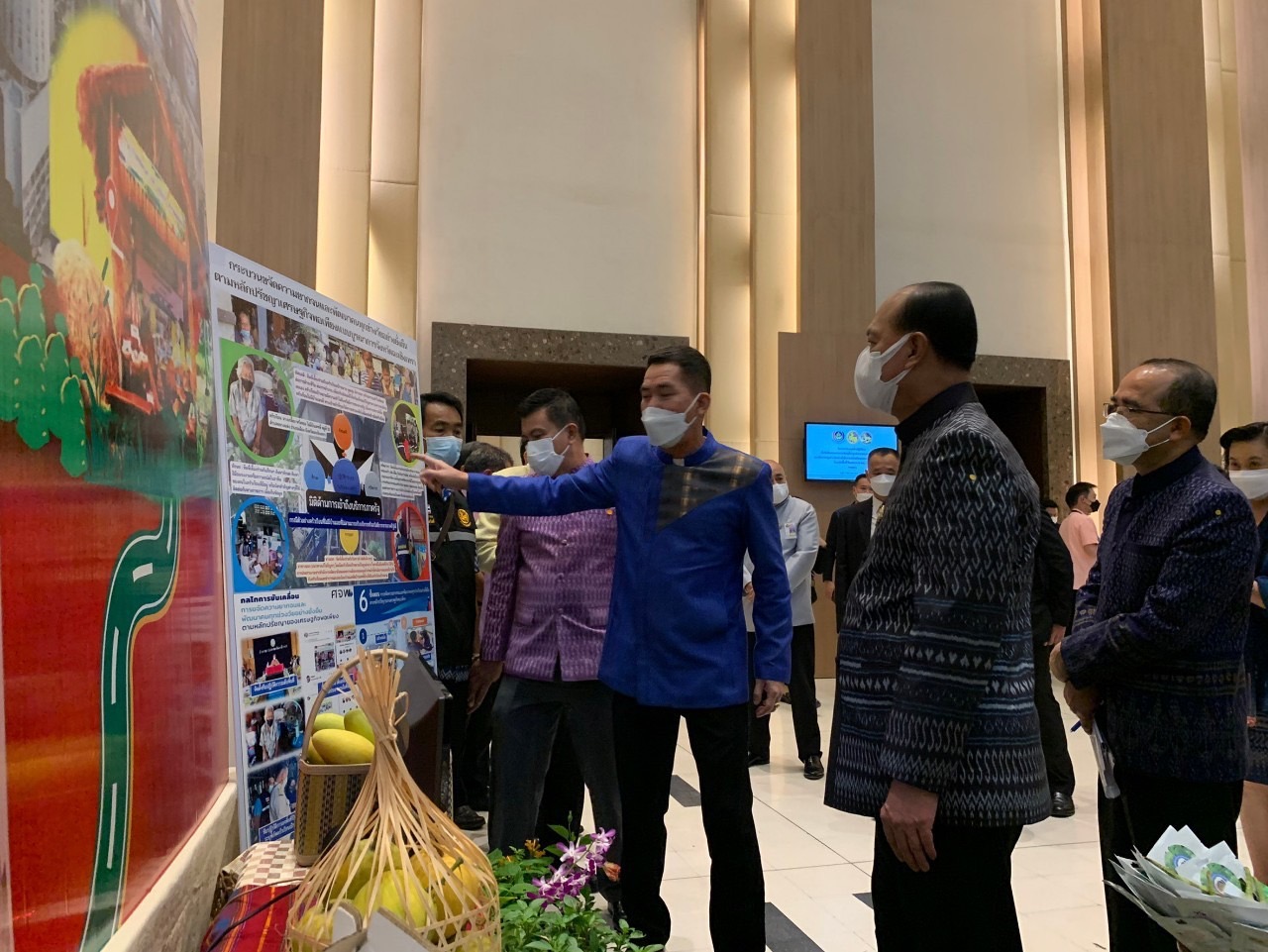 ???‍???จังหวัดฉะเชิงเทรา ร่วมประชุมเชิงปฏิบัติการเพื่อซักซ้อมแนวทางการขับเคลื่อนศูนย์อำนวยการขจัดความยากจนและพัฒนาคนทุกช่วงวัยอย่างยั่งยืนตามหลักปรัชญาของเศรษฐกิจพอเพียง (ศจพ.จ) ในระดับพื้นที่ ปีงบประมาณ พ.ศ.2565 และจัดแสดงนิทรรศการผลการดำเนินงานตามโครงการฯ