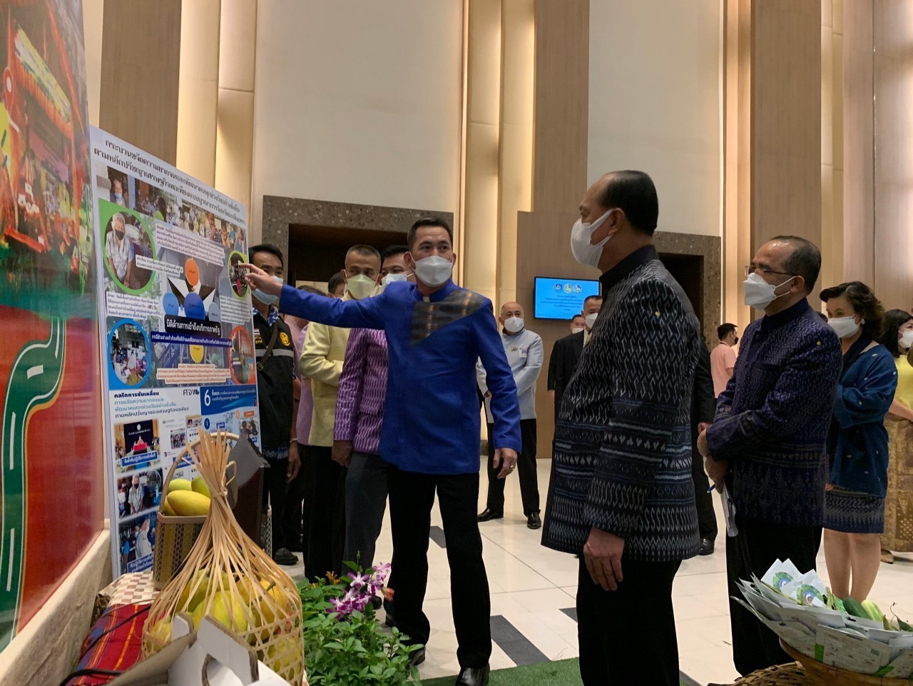 ???‍???จังหวัดฉะเชิงเทรา ร่วมประชุมเชิงปฏิบัติการเพื่อซักซ้อมแนวทางการขับเคลื่อนศูนย์อำนวยการขจัดความยากจนและพัฒนาคนทุกช่วงวัยอย่างยั่งยืนตามหลักปรัชญาของเศรษฐกิจพอเพียง (ศจพ.จ) ในระดับพื้นที่ ปีงบประมาณ พ.ศ.2565 และจัดแสดงนิทรรศการผลการดำเนินงานตามโครงการฯ