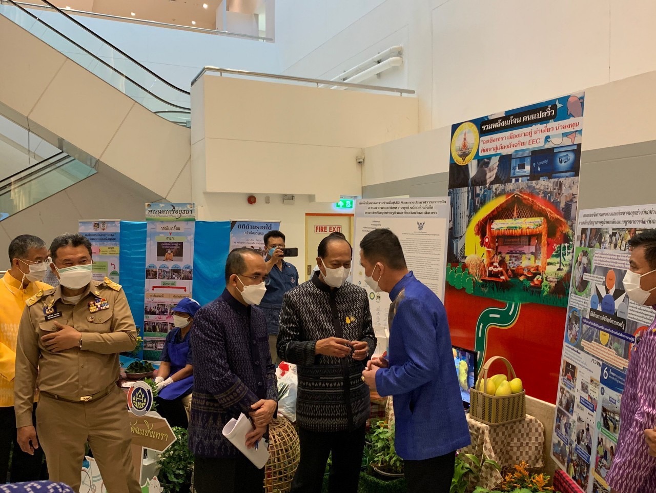 ???‍???จังหวัดฉะเชิงเทรา ร่วมประชุมเชิงปฏิบัติการเพื่อซักซ้อมแนวทางการขับเคลื่อนศูนย์อำนวยการขจัดความยากจนและพัฒนาคนทุกช่วงวัยอย่างยั่งยืนตามหลักปรัชญาของเศรษฐกิจพอเพียง (ศจพ.จ) ในระดับพื้นที่ ปีงบประมาณ พ.ศ.2565 และจัดแสดงนิทรรศการผลการดำเนินงานตามโครงการฯ