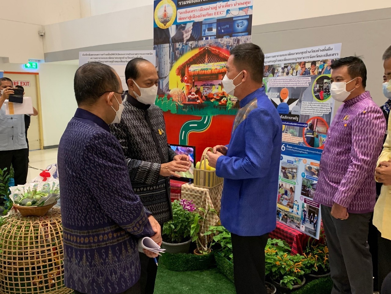 ???‍???จังหวัดฉะเชิงเทรา ร่วมประชุมเชิงปฏิบัติการเพื่อซักซ้อมแนวทางการขับเคลื่อนศูนย์อำนวยการขจัดความยากจนและพัฒนาคนทุกช่วงวัยอย่างยั่งยืนตามหลักปรัชญาของเศรษฐกิจพอเพียง (ศจพ.จ) ในระดับพื้นที่ ปีงบประมาณ พ.ศ.2565 และจัดแสดงนิทรรศการผลการดำเนินงานตามโครงการฯ