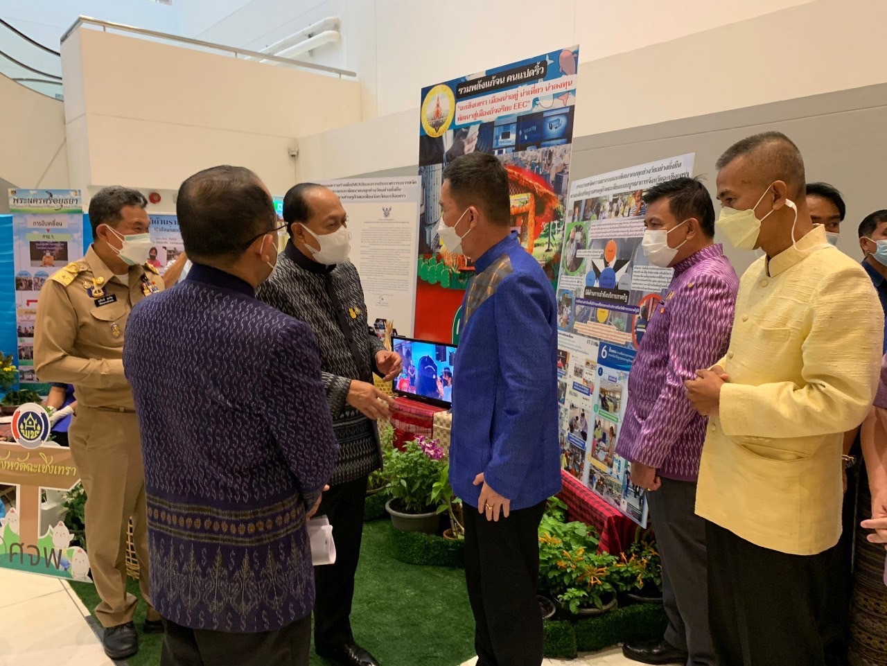 ???‍???จังหวัดฉะเชิงเทรา ร่วมประชุมเชิงปฏิบัติการเพื่อซักซ้อมแนวทางการขับเคลื่อนศูนย์อำนวยการขจัดความยากจนและพัฒนาคนทุกช่วงวัยอย่างยั่งยืนตามหลักปรัชญาของเศรษฐกิจพอเพียง (ศจพ.จ) ในระดับพื้นที่ ปีงบประมาณ พ.ศ.2565 และจัดแสดงนิทรรศการผลการดำเนินงานตามโครงการฯ