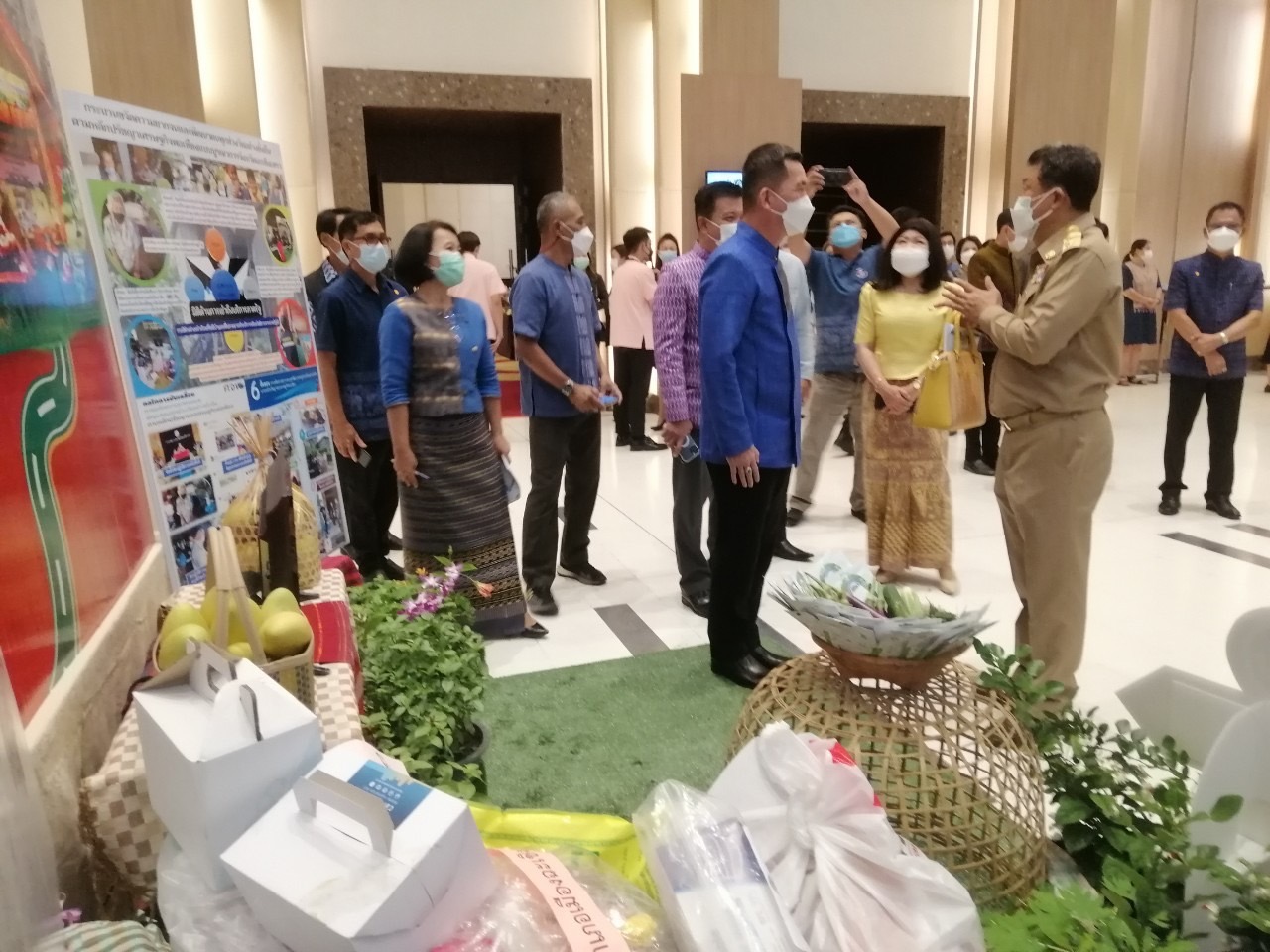 ???‍???จังหวัดฉะเชิงเทรา ร่วมประชุมเชิงปฏิบัติการเพื่อซักซ้อมแนวทางการขับเคลื่อนศูนย์อำนวยการขจัดความยากจนและพัฒนาคนทุกช่วงวัยอย่างยั่งยืนตามหลักปรัชญาของเศรษฐกิจพอเพียง (ศจพ.จ) ในระดับพื้นที่ ปีงบประมาณ พ.ศ.2565 และจัดแสดงนิทรรศการผลการดำเนินงานตามโครงการฯ