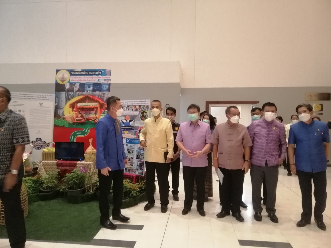 ???‍???จังหวัดฉะเชิงเทรา ร่วมประชุมเชิงปฏิบัติการเพื่อซักซ้อมแนวทางการขับเคลื่อนศูนย์อำนวยการขจัดความยากจนและพัฒนาคนทุกช่วงวัยอย่างยั่งยืนตามหลักปรัชญาของเศรษฐกิจพอเพียง (ศจพ.จ) ในระดับพื้นที่ ปีงบประมาณ พ.ศ.2565 และจัดแสดงนิทรรศการผลการดำเนินงานตามโครงการฯ