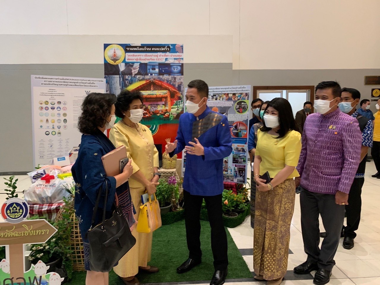 ???‍???จังหวัดฉะเชิงเทรา ร่วมประชุมเชิงปฏิบัติการเพื่อซักซ้อมแนวทางการขับเคลื่อนศูนย์อำนวยการขจัดความยากจนและพัฒนาคนทุกช่วงวัยอย่างยั่งยืนตามหลักปรัชญาของเศรษฐกิจพอเพียง (ศจพ.จ) ในระดับพื้นที่ ปีงบประมาณ พ.ศ.2565 และจัดแสดงนิทรรศการผลการดำเนินงานตามโครงการฯ