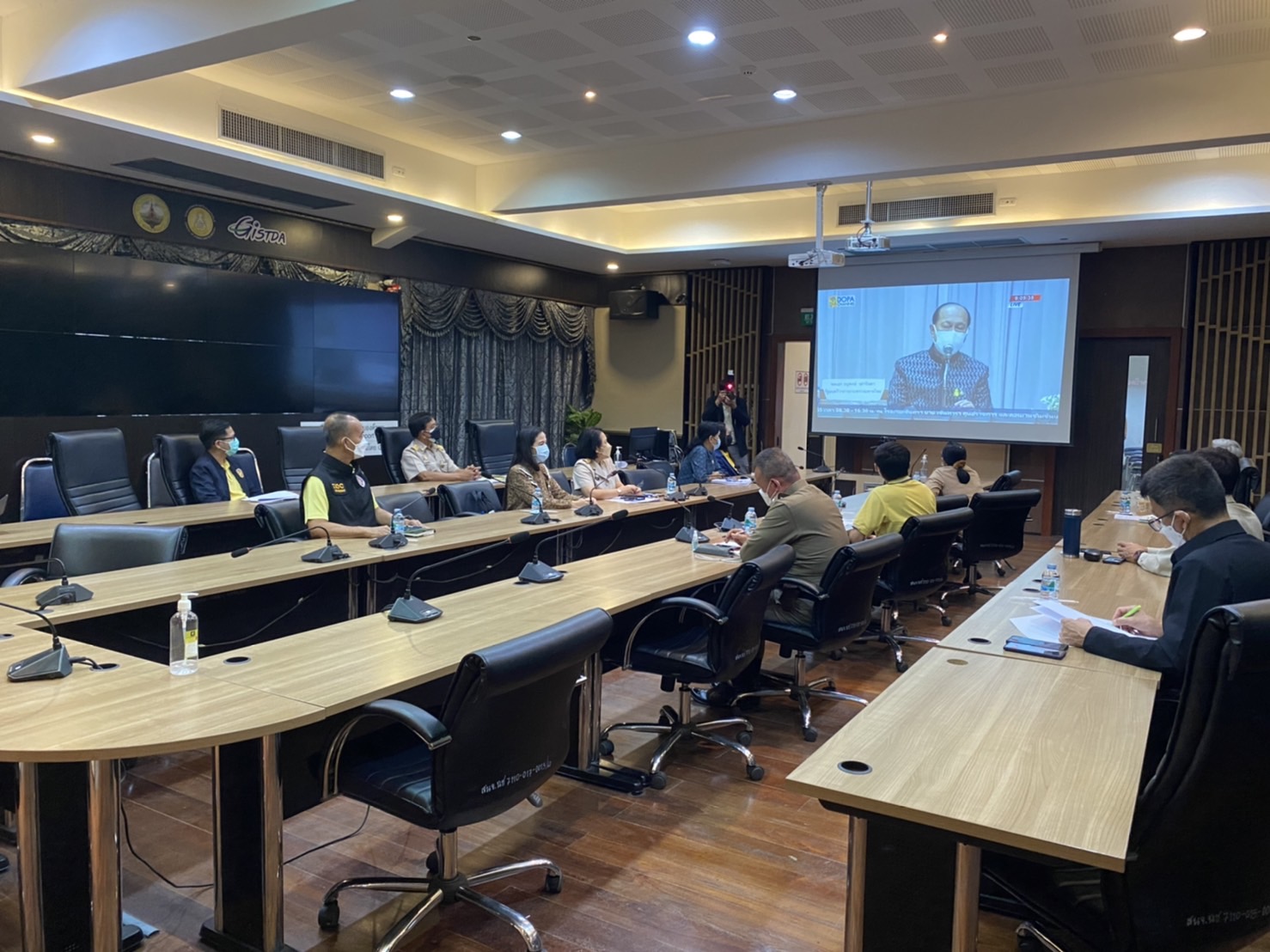 ???‍??จังหวัดฉะเชิงเทรา ร่วมประชุมเชิงปฏิบัติการเพื่อซักซ้อมแนวทางการขับเคลื่อนศูนย์อำนวยการขจัดความยากจนและพัฒนาคนทุกช่วงวัยอย่างยั่งยืนตามหลักปรัชญาของเศรษฐกิจพอเพียงจังหวัดฉะเชิงเทรา (ศจพ.จ) ในระดับพื้นที่ ปีงบประมาณ พ.ศ.2565