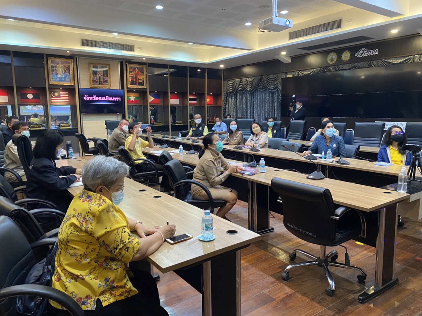 ???‍??จังหวัดฉะเชิงเทรา ร่วมประชุมเชิงปฏิบัติการเพื่อซักซ้อมแนวทางการขับเคลื่อนศูนย์อำนวยการขจัดความยากจนและพัฒนาคนทุกช่วงวัยอย่างยั่งยืนตามหลักปรัชญาของเศรษฐกิจพอเพียงจังหวัดฉะเชิงเทรา (ศจพ.จ) ในระดับพื้นที่ ปีงบประมาณ พ.ศ.2565