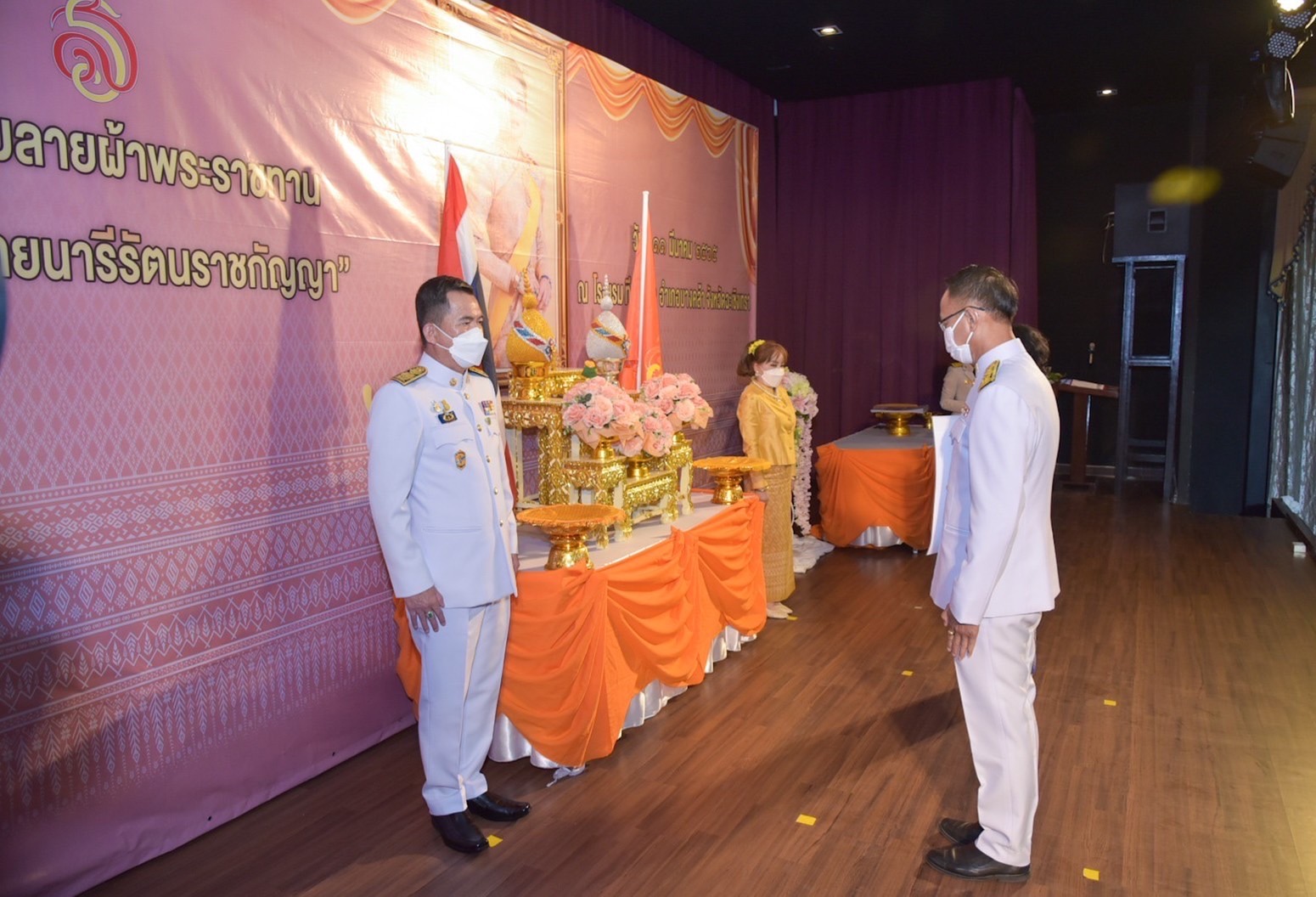 ???พช.ฉะเชิงเทรา จัดพิธีมอบลายผ้าพระราชทาน “ผ้าขิดลายนารีรัตนราชกัญญา” และโครงการรวมพลังสตรี สร้างอาชีพเสริม เพิ่มรายได้