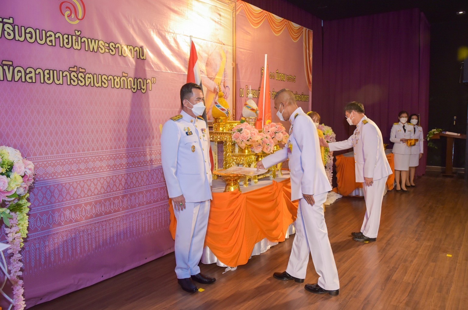 ???พช.ฉะเชิงเทรา จัดพิธีมอบลายผ้าพระราชทาน “ผ้าขิดลายนารีรัตนราชกัญญา” และโครงการรวมพลังสตรี สร้างอาชีพเสริม เพิ่มรายได้