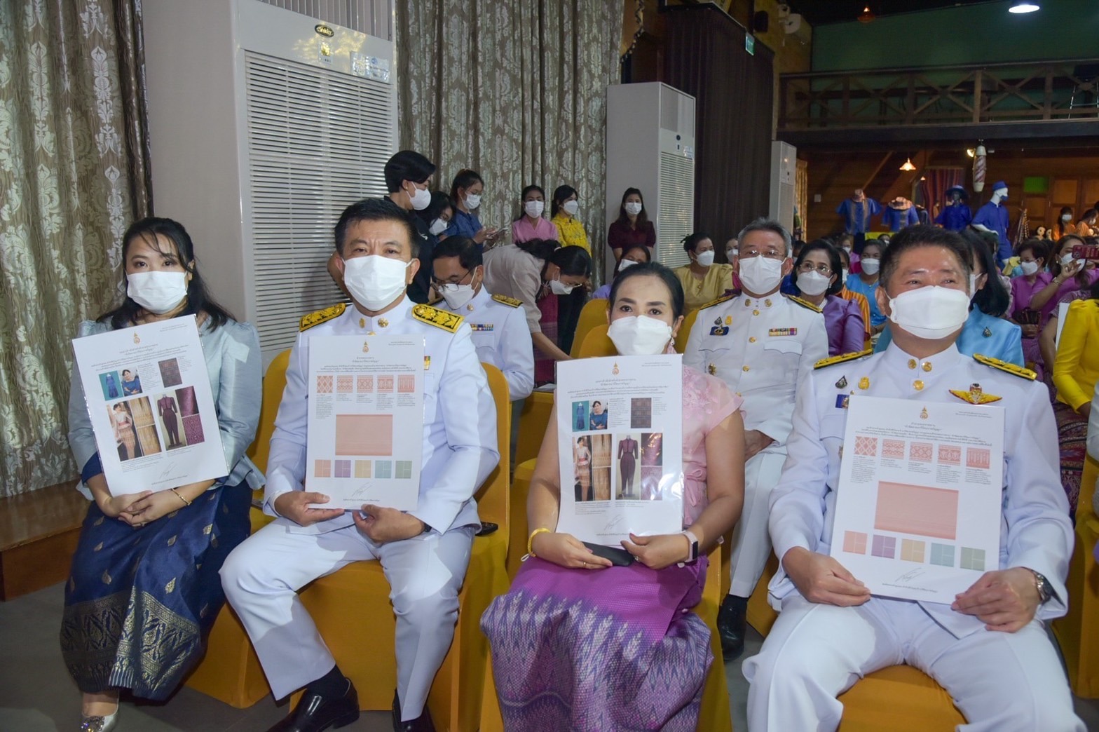 ???พช.ฉะเชิงเทรา จัดพิธีมอบลายผ้าพระราชทาน “ผ้าขิดลายนารีรัตนราชกัญญา” และโครงการรวมพลังสตรี สร้างอาชีพเสริม เพิ่มรายได้