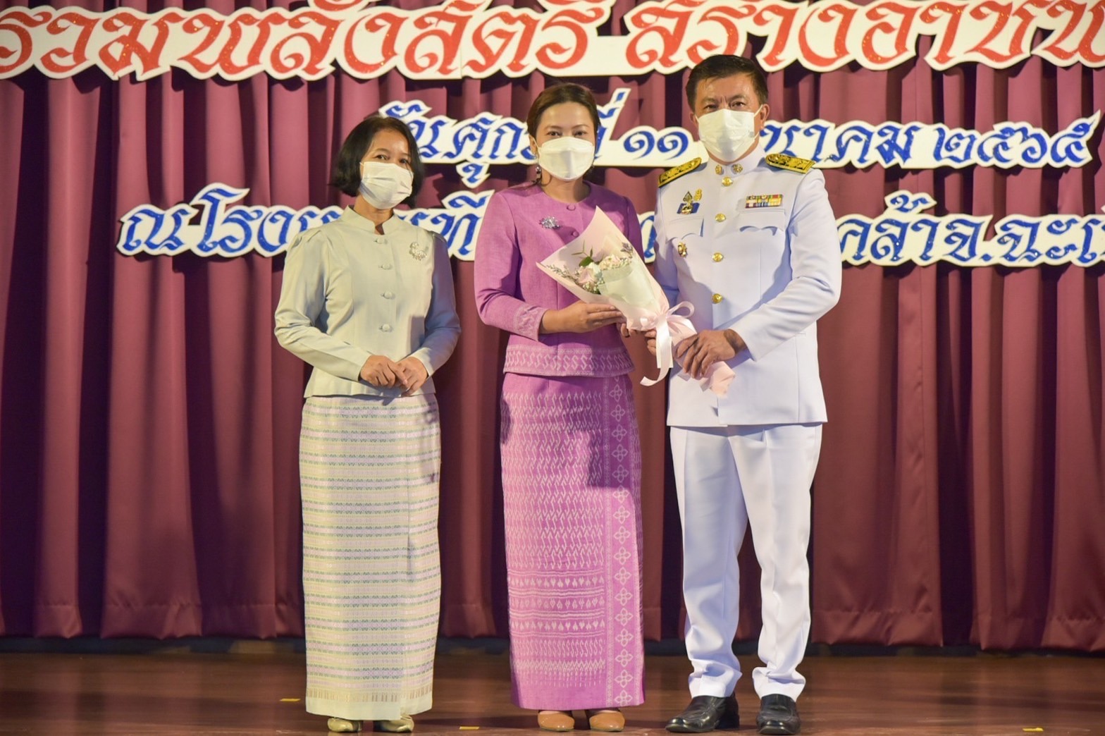 ???พช.ฉะเชิงเทรา จัดพิธีมอบลายผ้าพระราชทาน “ผ้าขิดลายนารีรัตนราชกัญญา” และโครงการรวมพลังสตรี สร้างอาชีพเสริม เพิ่มรายได้