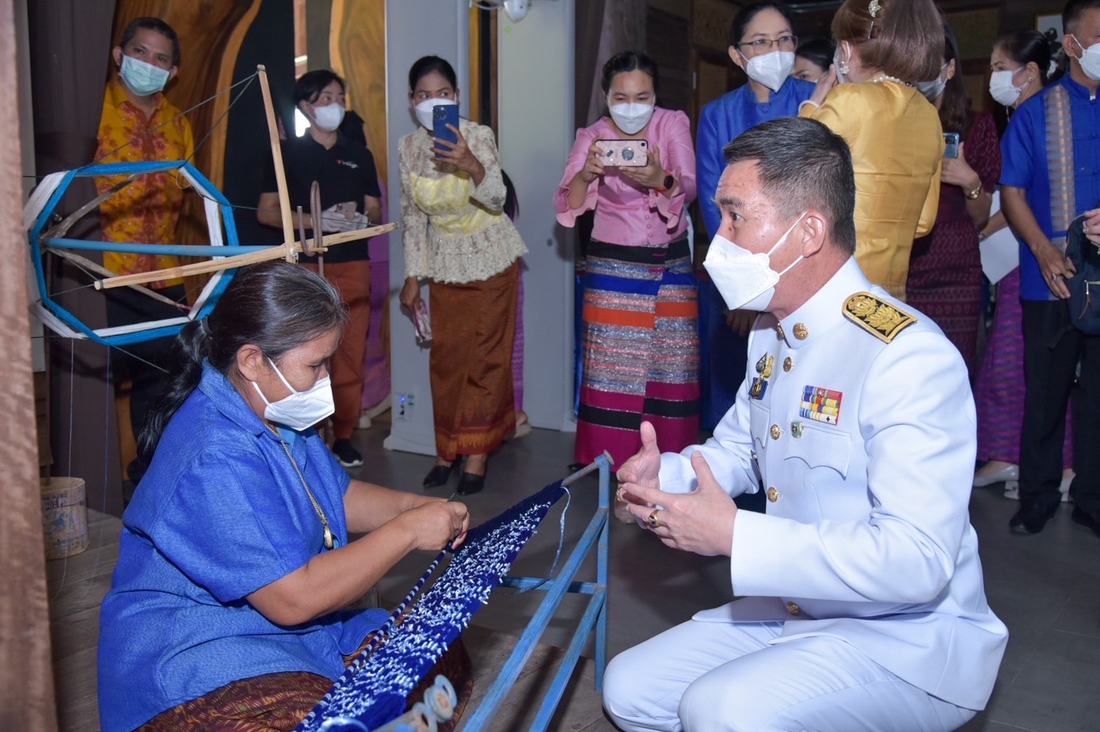 ???พช.ฉะเชิงเทรา จัดพิธีมอบลายผ้าพระราชทาน “ผ้าขิดลายนารีรัตนราชกัญญา” และโครงการรวมพลังสตรี สร้างอาชีพเสริม เพิ่มรายได้