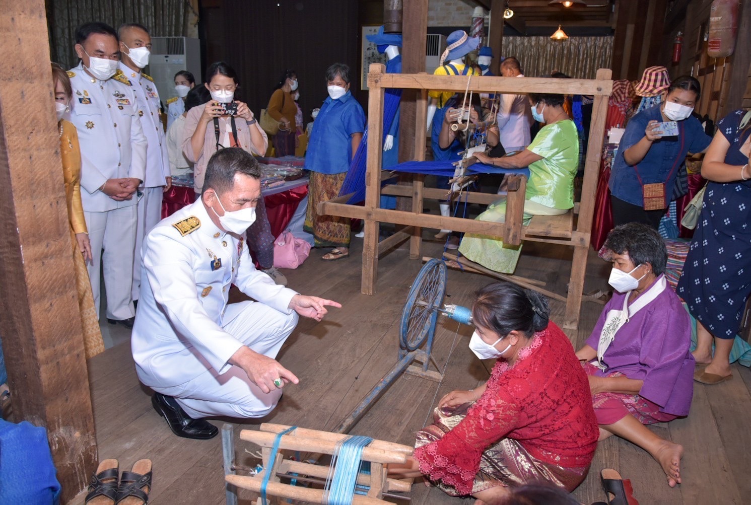 ???พช.ฉะเชิงเทรา จัดพิธีมอบลายผ้าพระราชทาน “ผ้าขิดลายนารีรัตนราชกัญญา” และโครงการรวมพลังสตรี สร้างอาชีพเสริม เพิ่มรายได้