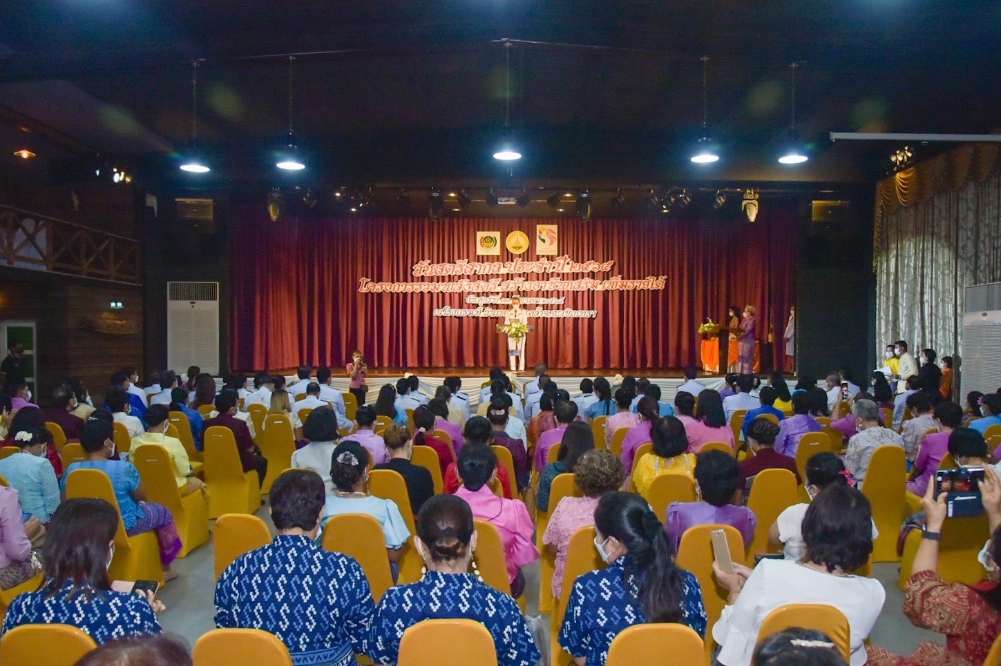 ???พช.ฉะเชิงเทรา จัดพิธีมอบลายผ้าพระราชทาน “ผ้าขิดลายนารีรัตนราชกัญญา” และโครงการรวมพลังสตรี สร้างอาชีพเสริม เพิ่มรายได้