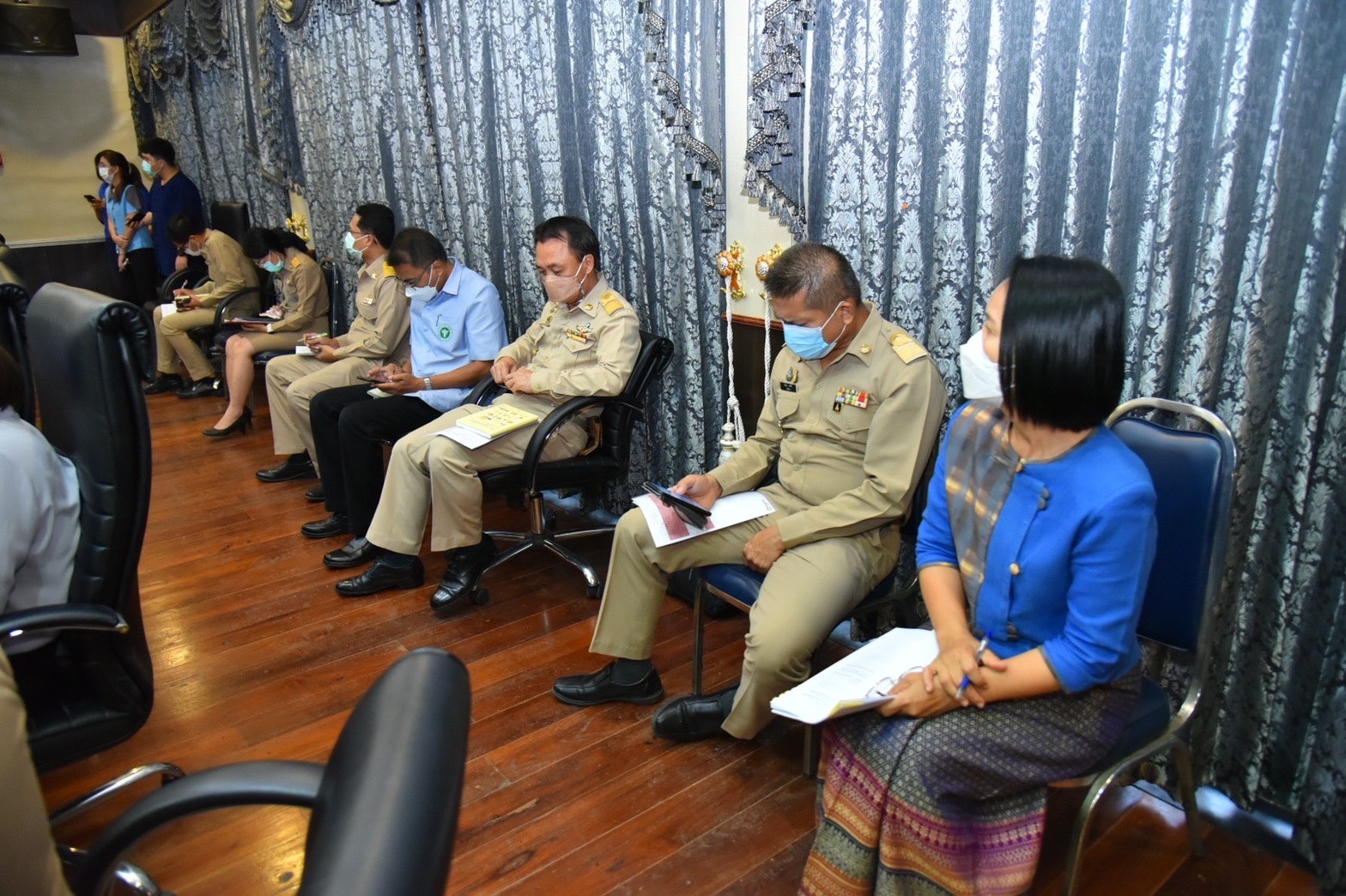 ???พช.ฉะเชิงเทรา ประชุมซักซ้อมการขับเคลื่อนการดำเนินงานขจัดความยากจนและพัฒนาคนทุกช่วงวัยอย่างยั่งยืนตามหลักปรัชญาของเศรษฐกิจพอเพียงในระดับพื้นที่