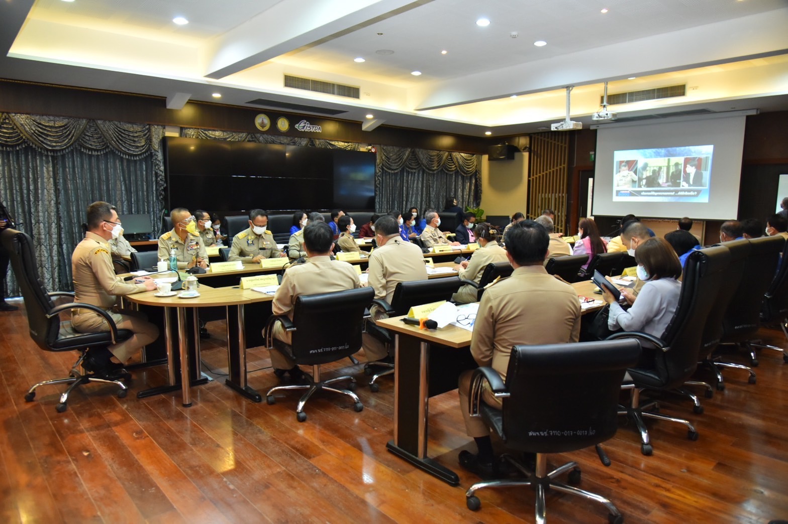 ???พช.ฉะเชิงเทรา ประชุมซักซ้อมการขับเคลื่อนการดำเนินงานขจัดความยากจนและพัฒนาคนทุกช่วงวัยอย่างยั่งยืนตามหลักปรัชญาของเศรษฐกิจพอเพียงในระดับพื้นที่