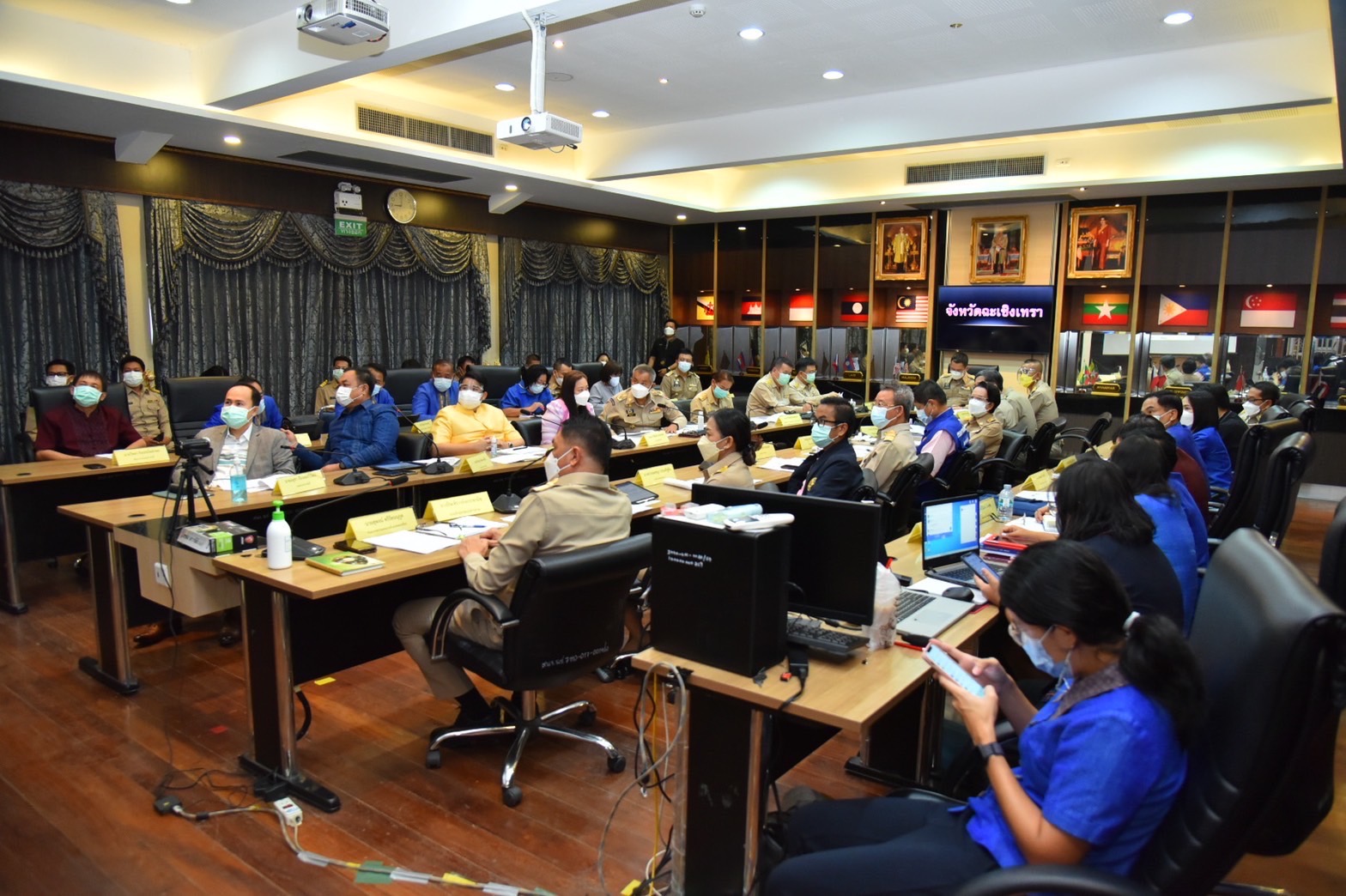 ???พช.ฉะเชิงเทรา ประชุมซักซ้อมการขับเคลื่อนการดำเนินงานขจัดความยากจนและพัฒนาคนทุกช่วงวัยอย่างยั่งยืนตามหลักปรัชญาของเศรษฐกิจพอเพียงในระดับพื้นที่