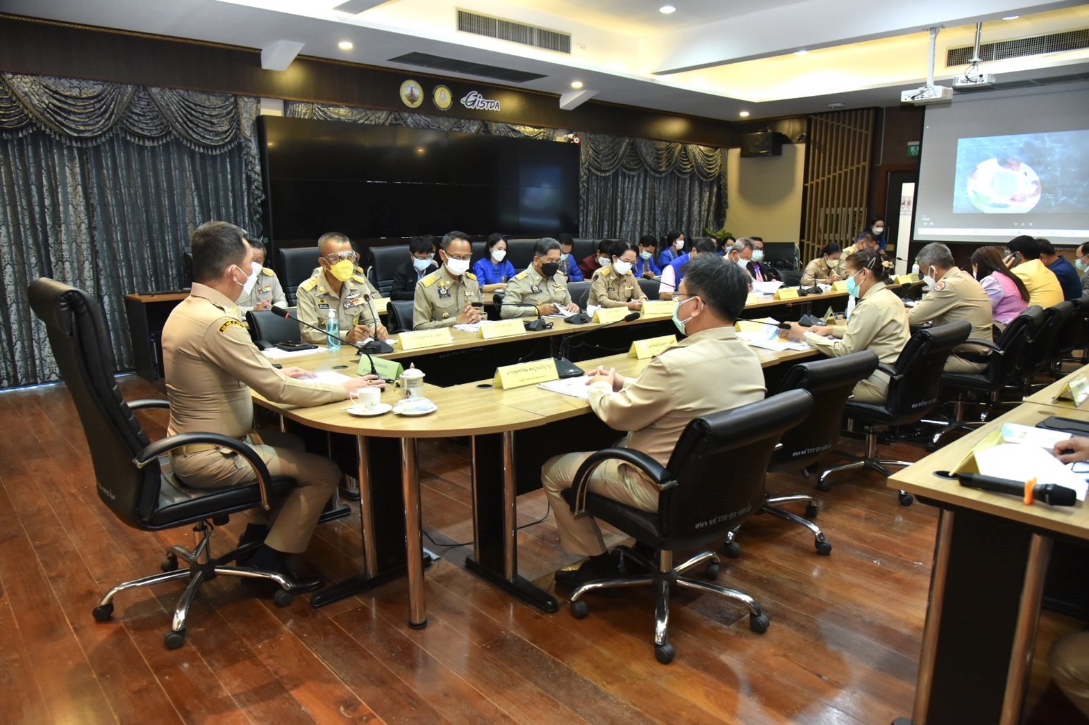 ???พช.ฉะเชิงเทรา ประชุมซักซ้อมการขับเคลื่อนการดำเนินงานขจัดความยากจนและพัฒนาคนทุกช่วงวัยอย่างยั่งยืนตามหลักปรัชญาของเศรษฐกิจพอเพียงในระดับพื้นที่