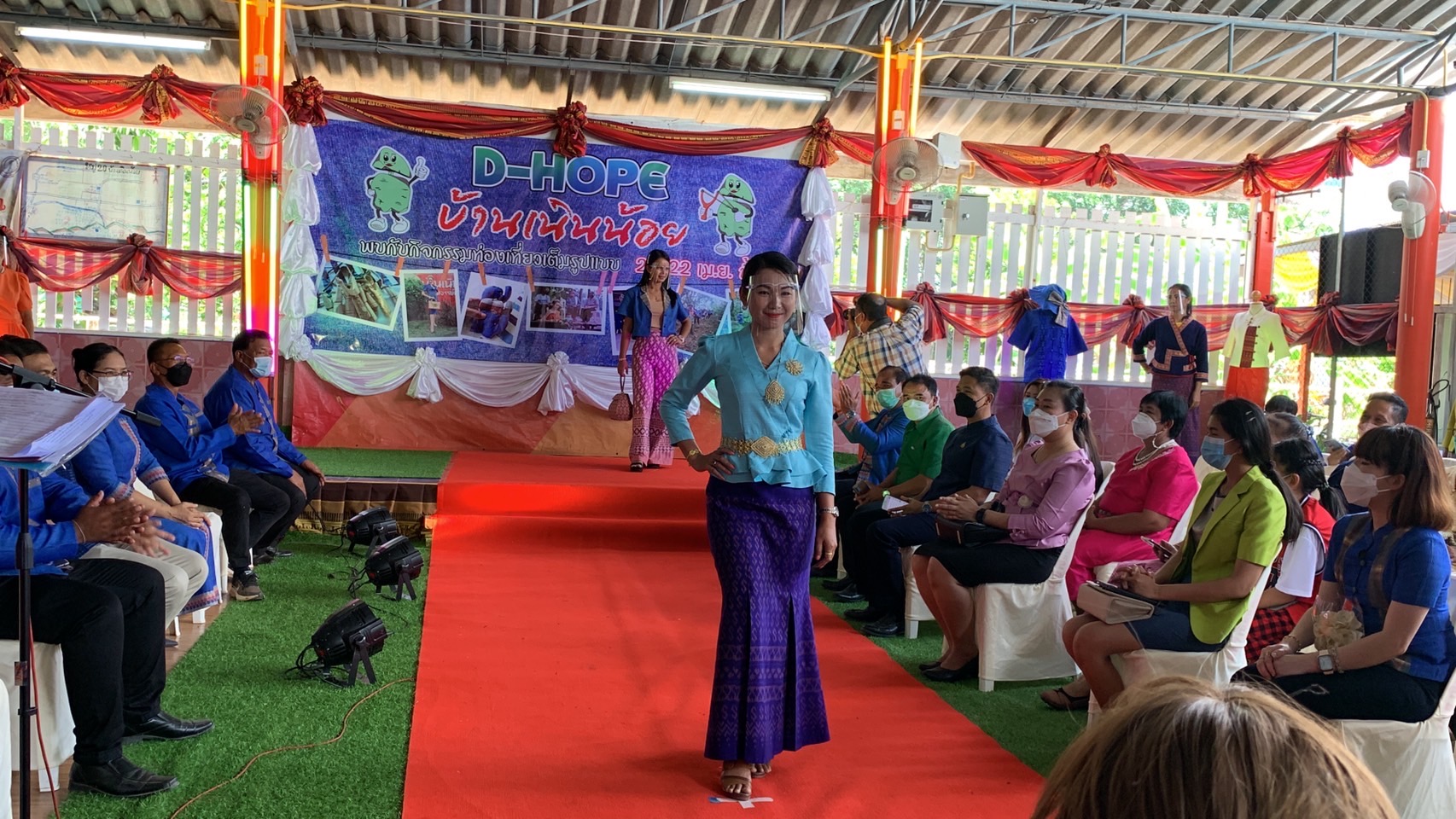 ???130 ปี กระทรวงมหาดไทย ? ฉะเชิงเทรา :แม่น้ำบางปะกงแหล่งชีวิต พระศักดิ์สิทธิ์หลวงพ่อโสธร พระยาศรีสุนทรปราชญ์ภาษาไทย เขาอ่างฤาไนป่าสมบูรณ์  ?  ผู้ว่าฯ ฉะเชิงเทรา เปิดโครงการส่งเสริมการท่องเที่ยวเชิงสร้างสรรค์และวัฒนธรรม กิจกรรมส่งเสริมการเรียนรู้ที่นักท่องเที่ยวลงมือปฏิบัติ (D-HOPE) และมอบป้ายสื่อประชาสัมพันธ์ให้กับผู้ประกอบการ Champ จำนวน 12 โปรแกรม ณ บ้านเนินน้อย อำเภอท่าตะเกียบ จังหวัดฉะเชิงเทรา